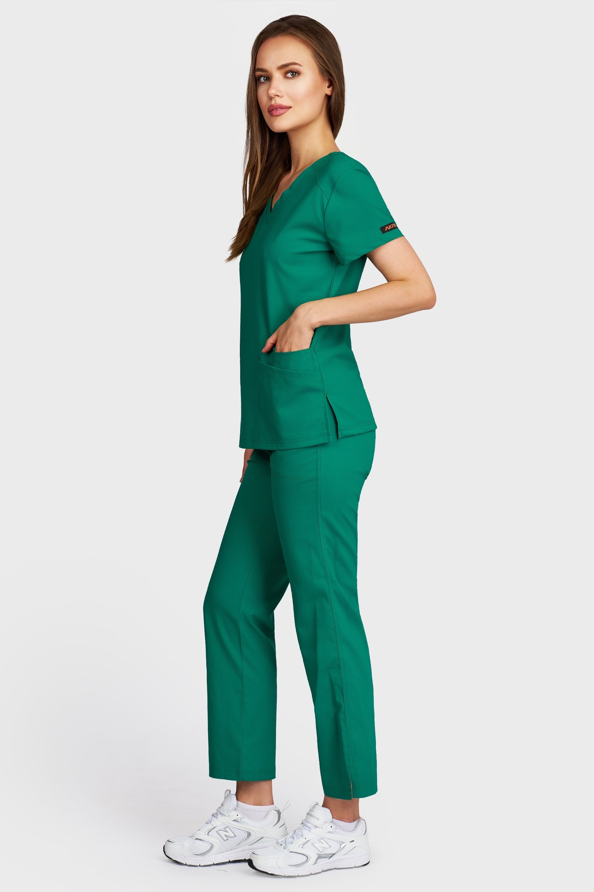 Costum medical femei verde - bluza medicala Tosca si pantaloni Violeta, vedere laterala - AKITEX