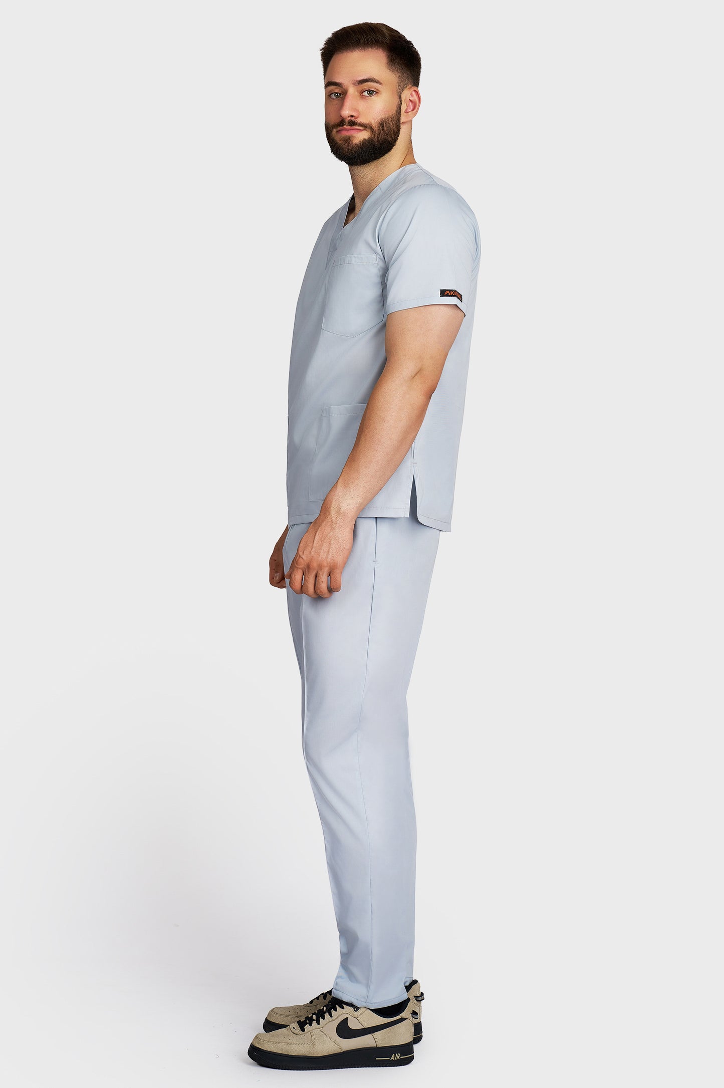 Costum medical barbati gri - bluza medicala cu guler in V si pantaloni Alisa, vedere laterala - AKITEX