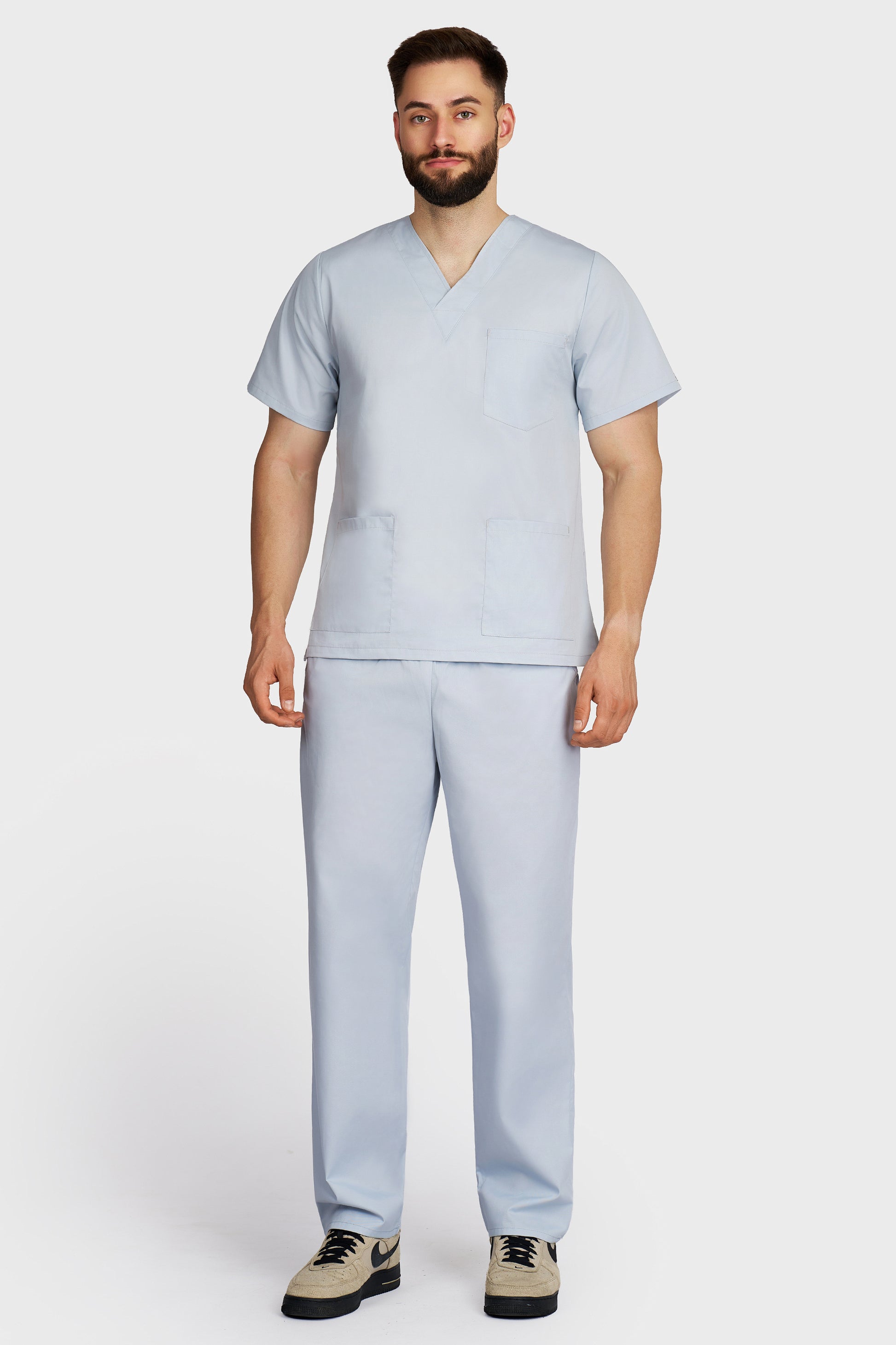 Costum medical barbati gri - bluza medicala cu guler in V si pantaloni cu elastic si snur, vedere din fata - AKITEX