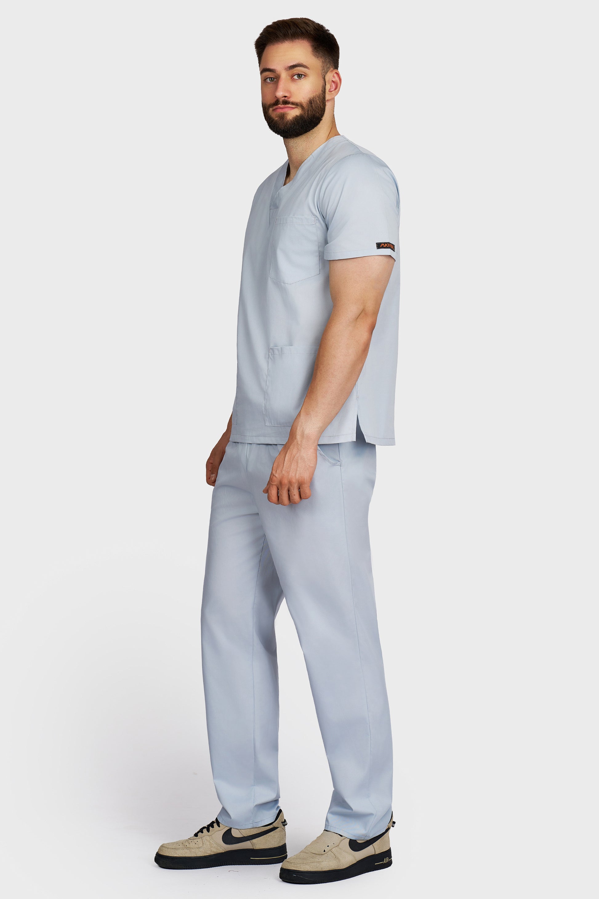 Costum medical barbati gri - bluza medicala cu guler in V si pantaloni cu elastic si snur, vedere laterala - AKITEX