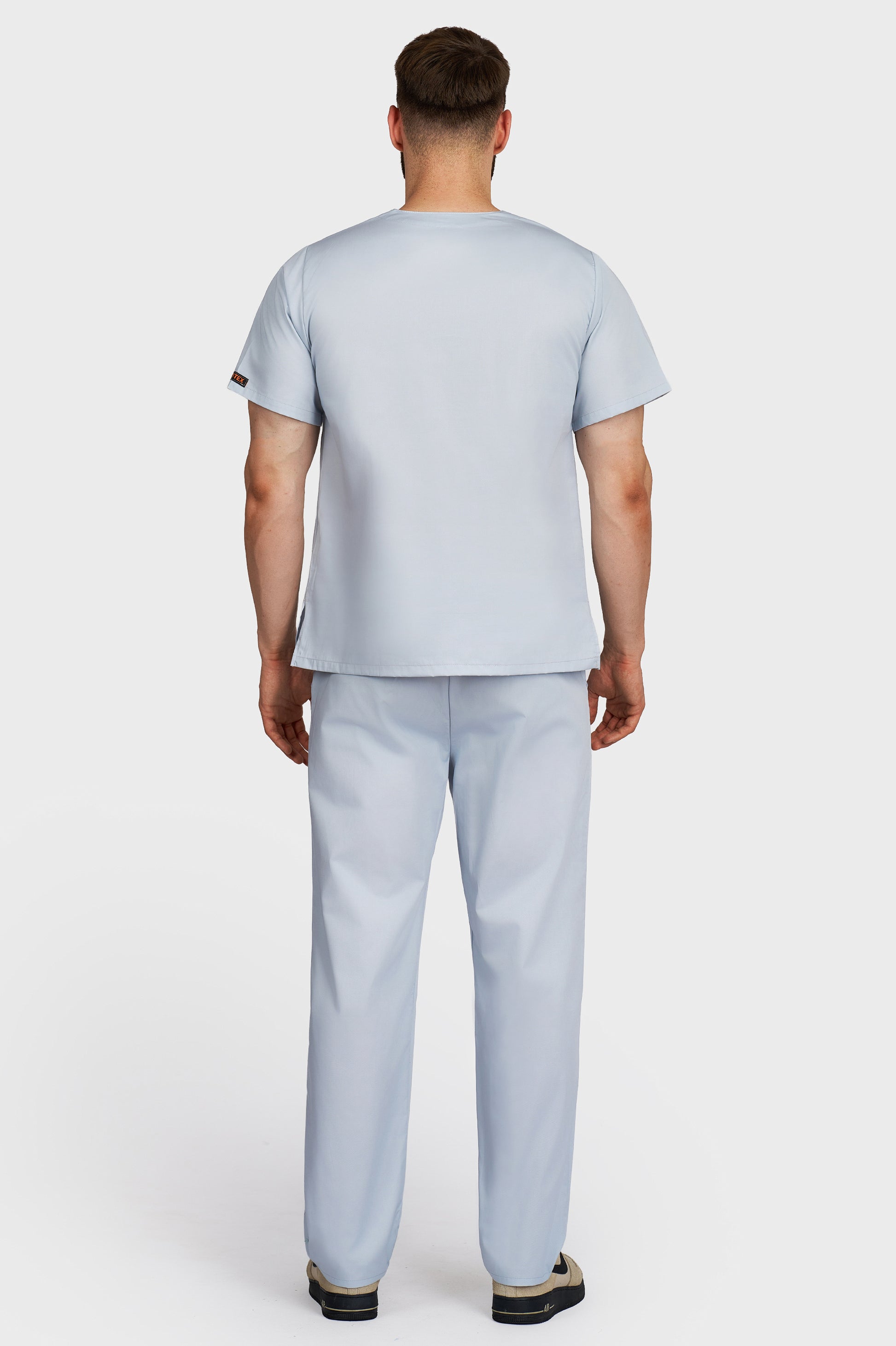 Costum medical barbati gri - bluza medicala cu guler in V si pantaloni cu elastic si snur, vedere din spate - AKITEX
