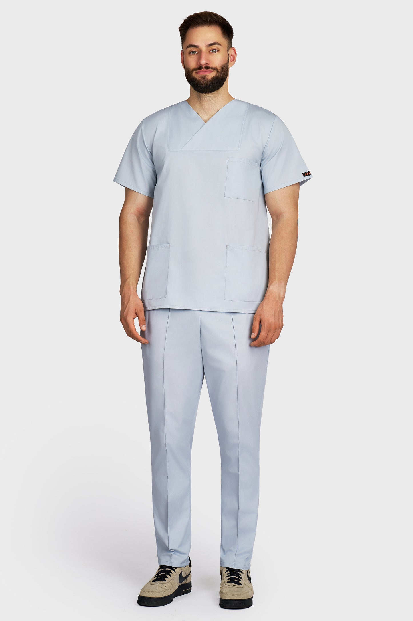 Costum medical barbati gri - bluza medicala Victoria si pantaloni Alisa, vedere din fata - AKITEX