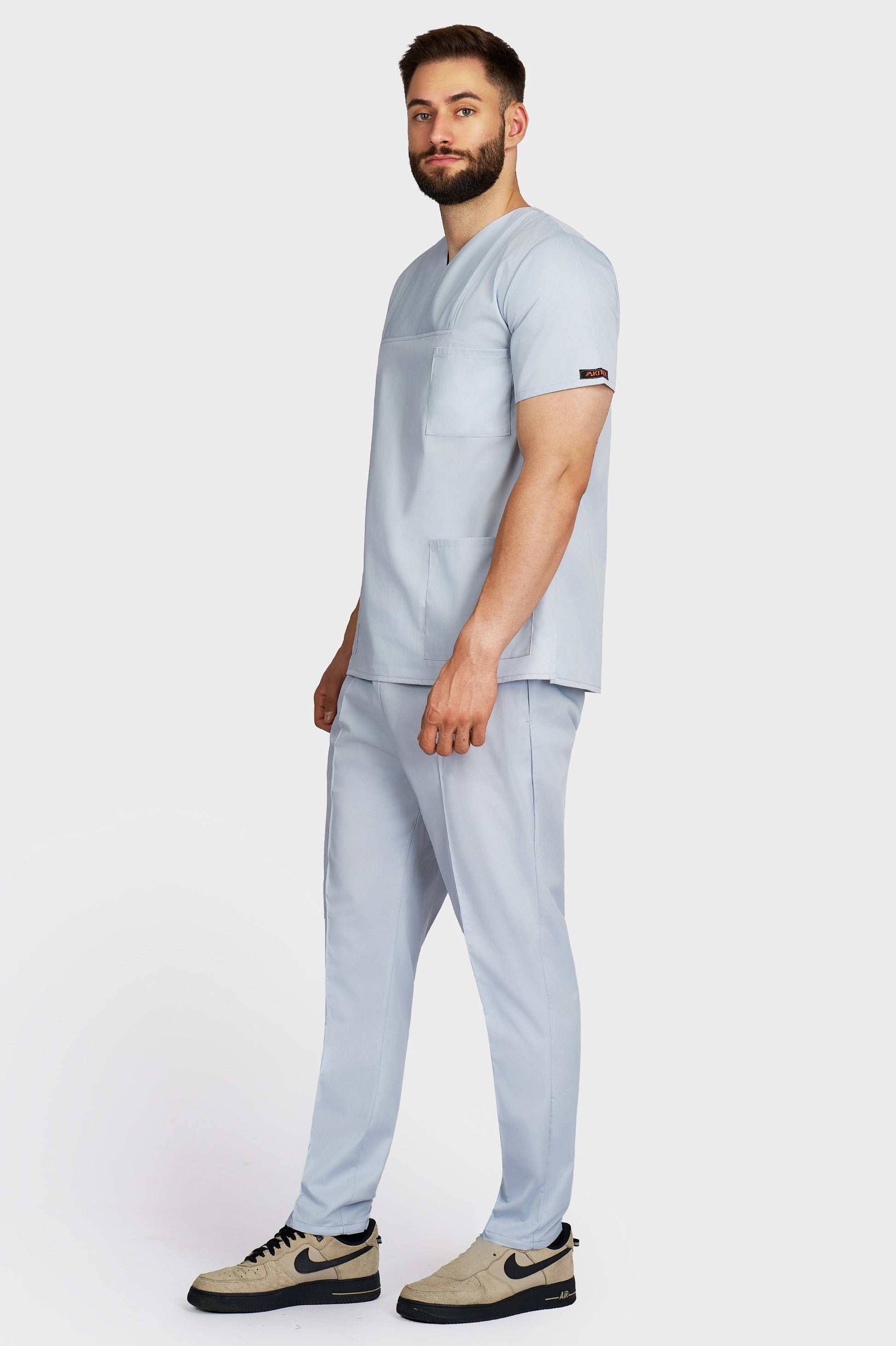 Costum medical barbati gri - bluza medicala Victoria si pantaloni Alisa, vedere laterala - AKITEX
