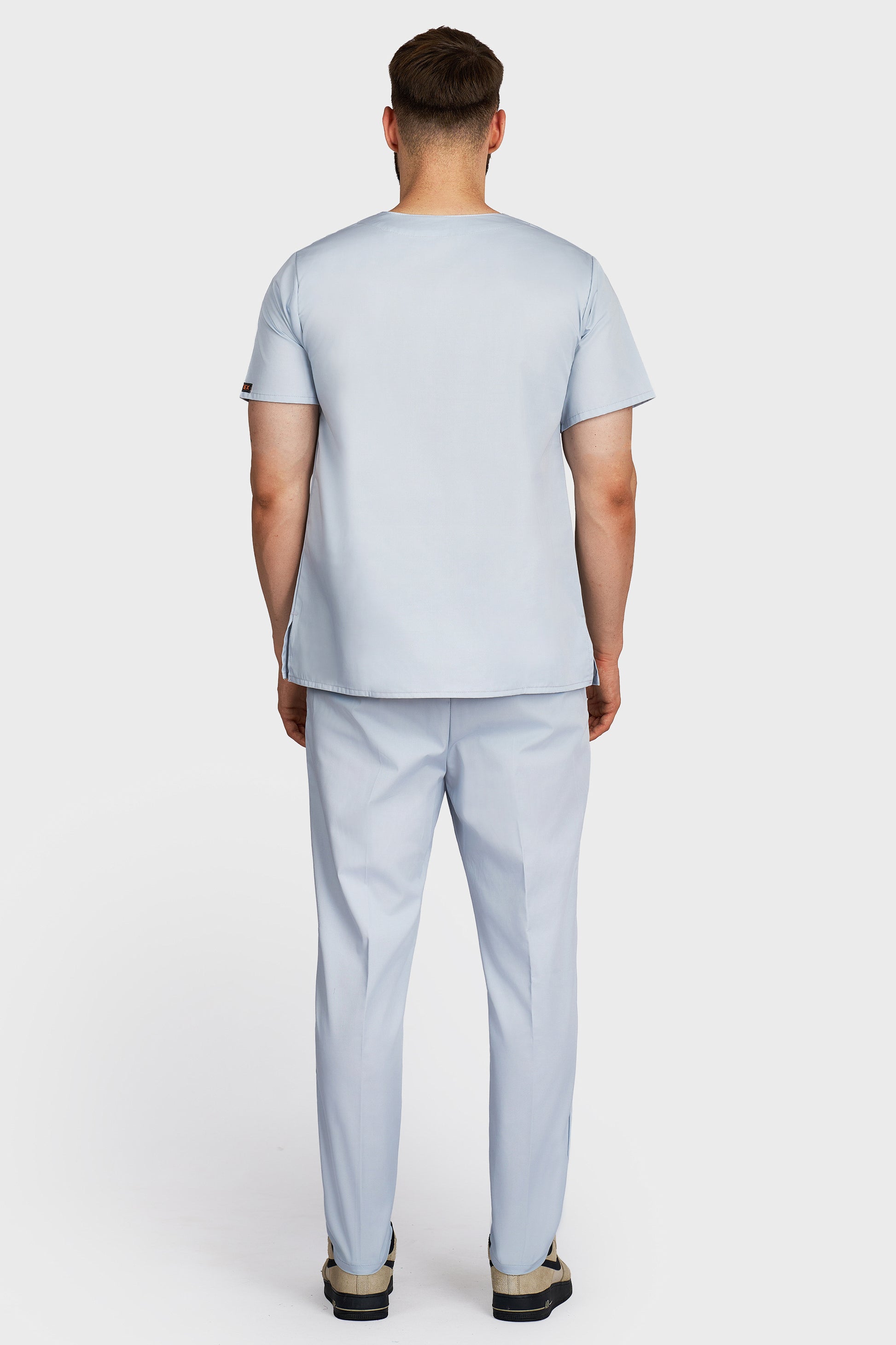 Costum medical barbati gri - bluza medicala Victoria si pantaloni Alisa, vedere din spate - AKITEX