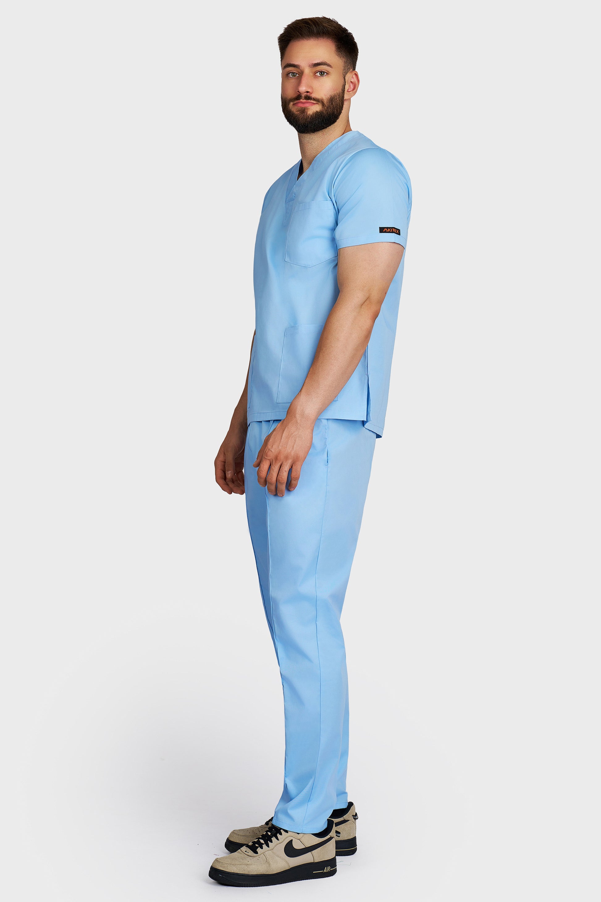 Costum medical barbati light blue - bluza medicala cu guler in V si pantaloni Alisa, vedere laterala - AKITEX