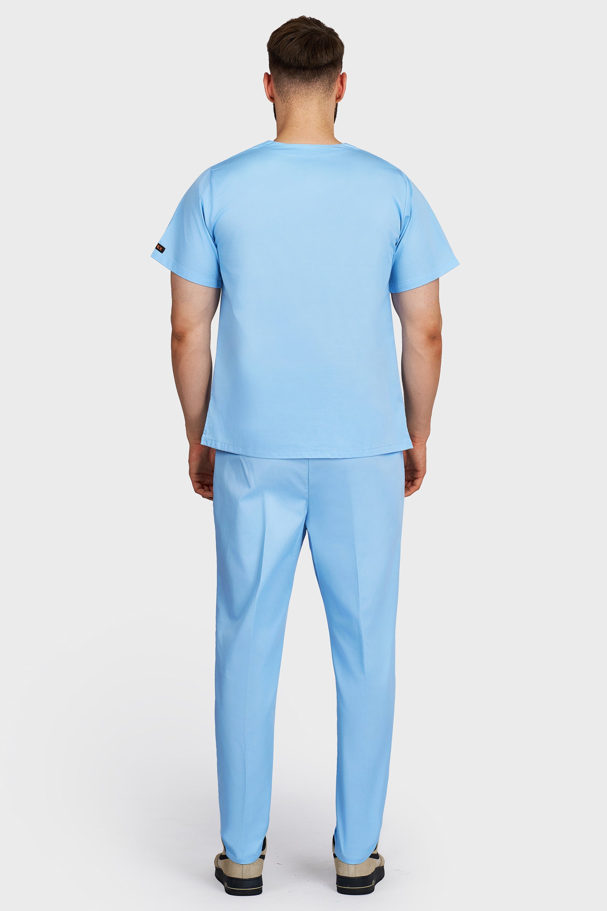 Costum medical barbati light blue - bluza medicala cu guler in V si pantaloni Alisa, vedere din spate - AKITEX