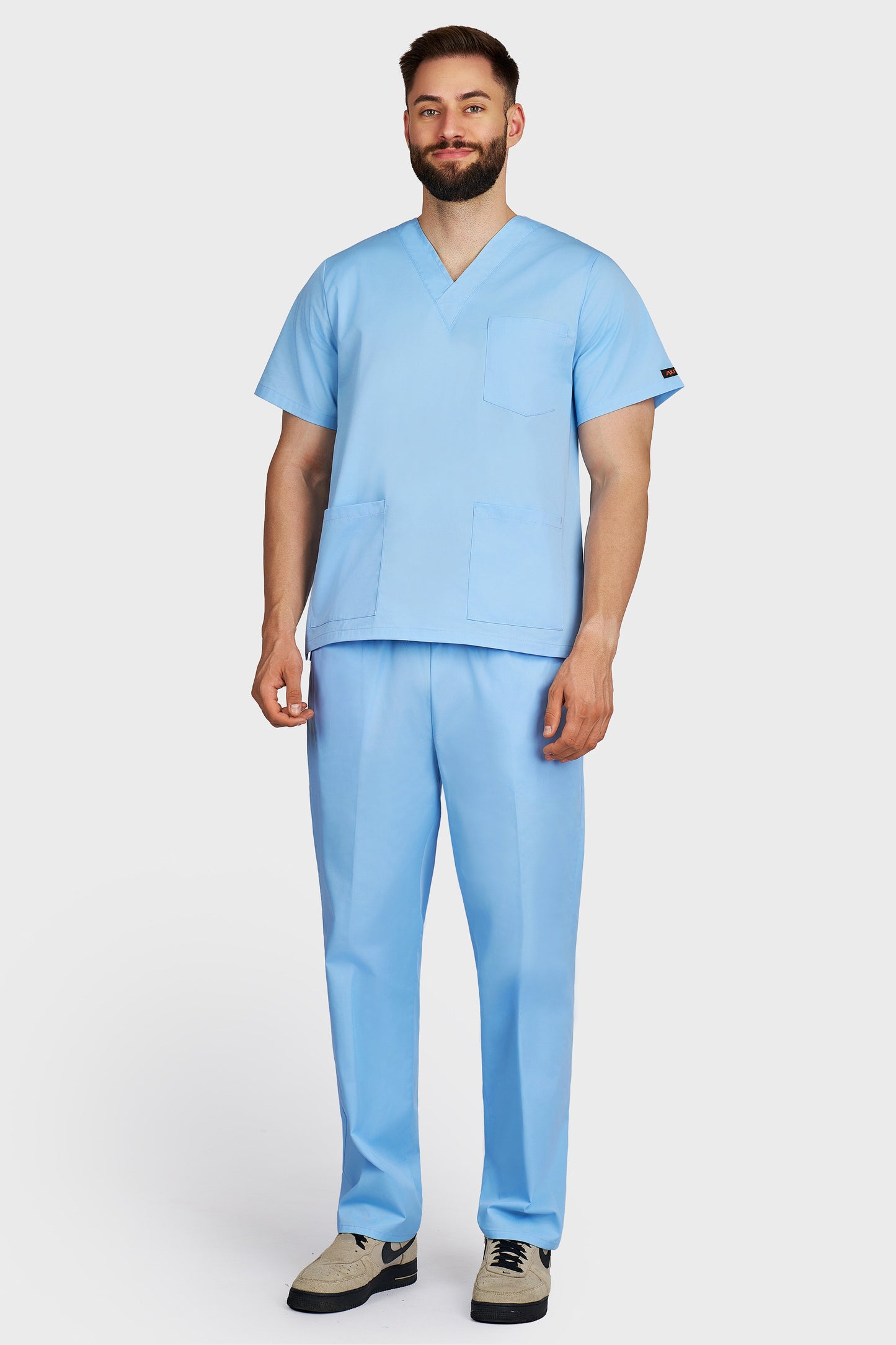 Costum medical barbati light blue - bluza medicala cu guler in V si pantaloni cu elastic si snur, vedere din fata - AKITEX