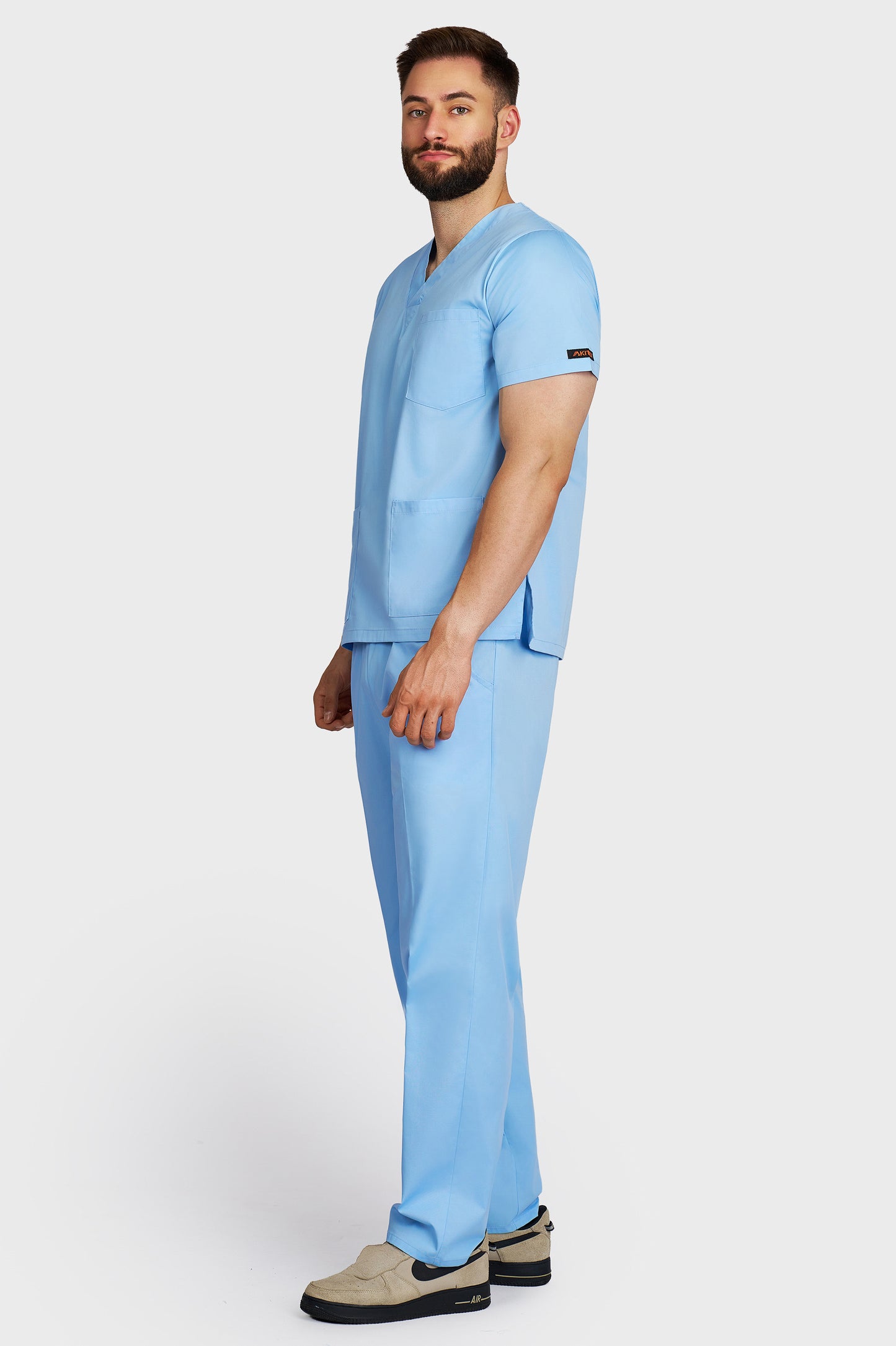 Costum medical barbati light blue - bluza medicala cu guler in V si pantaloni cu elastic si snur, vedere laterala - AKITEX