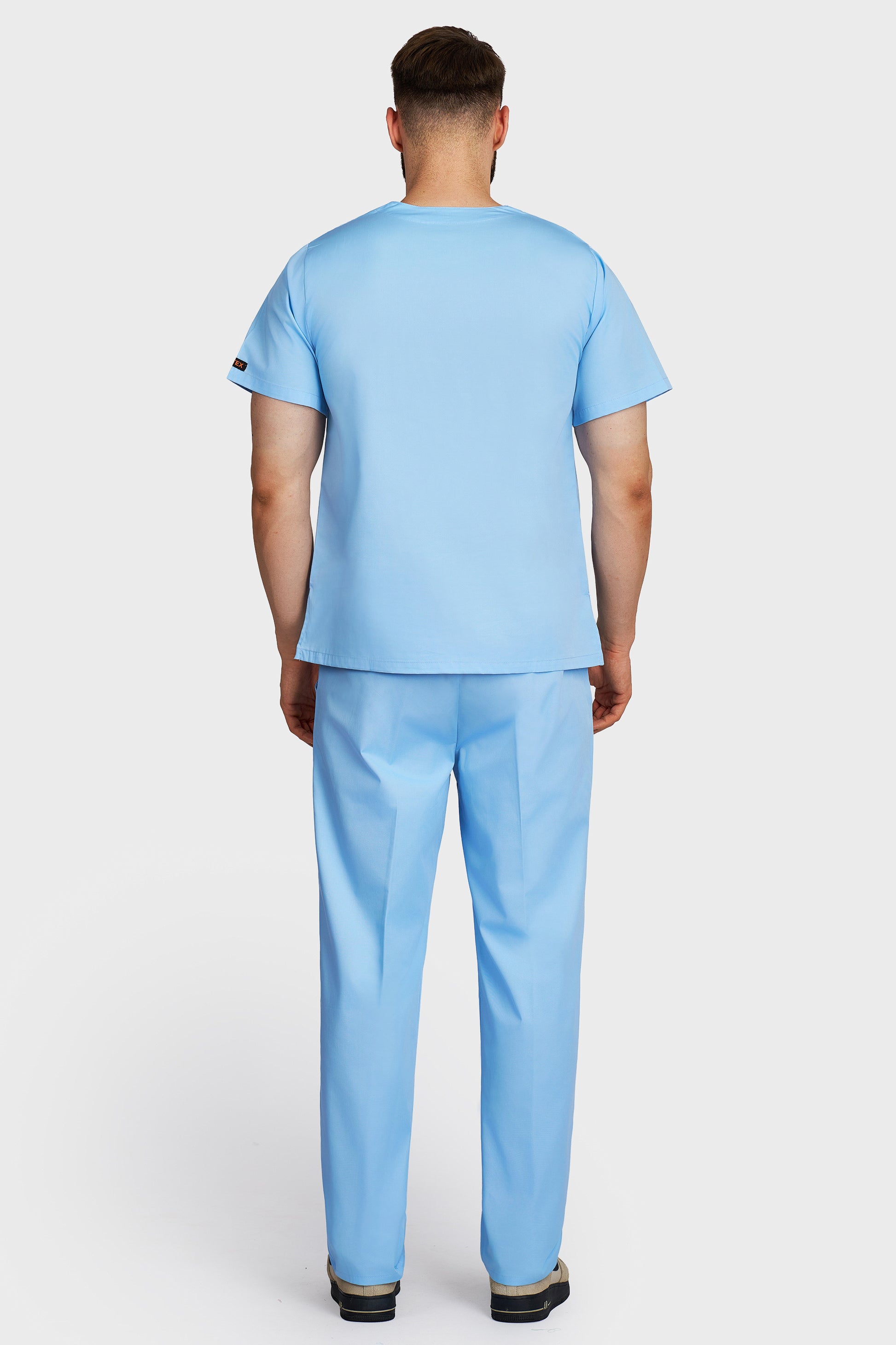 Costum medical barbati light blue - bluza medicala cu guler in V si pantaloni cu elastic si snur, vedere din spate - AKITEX