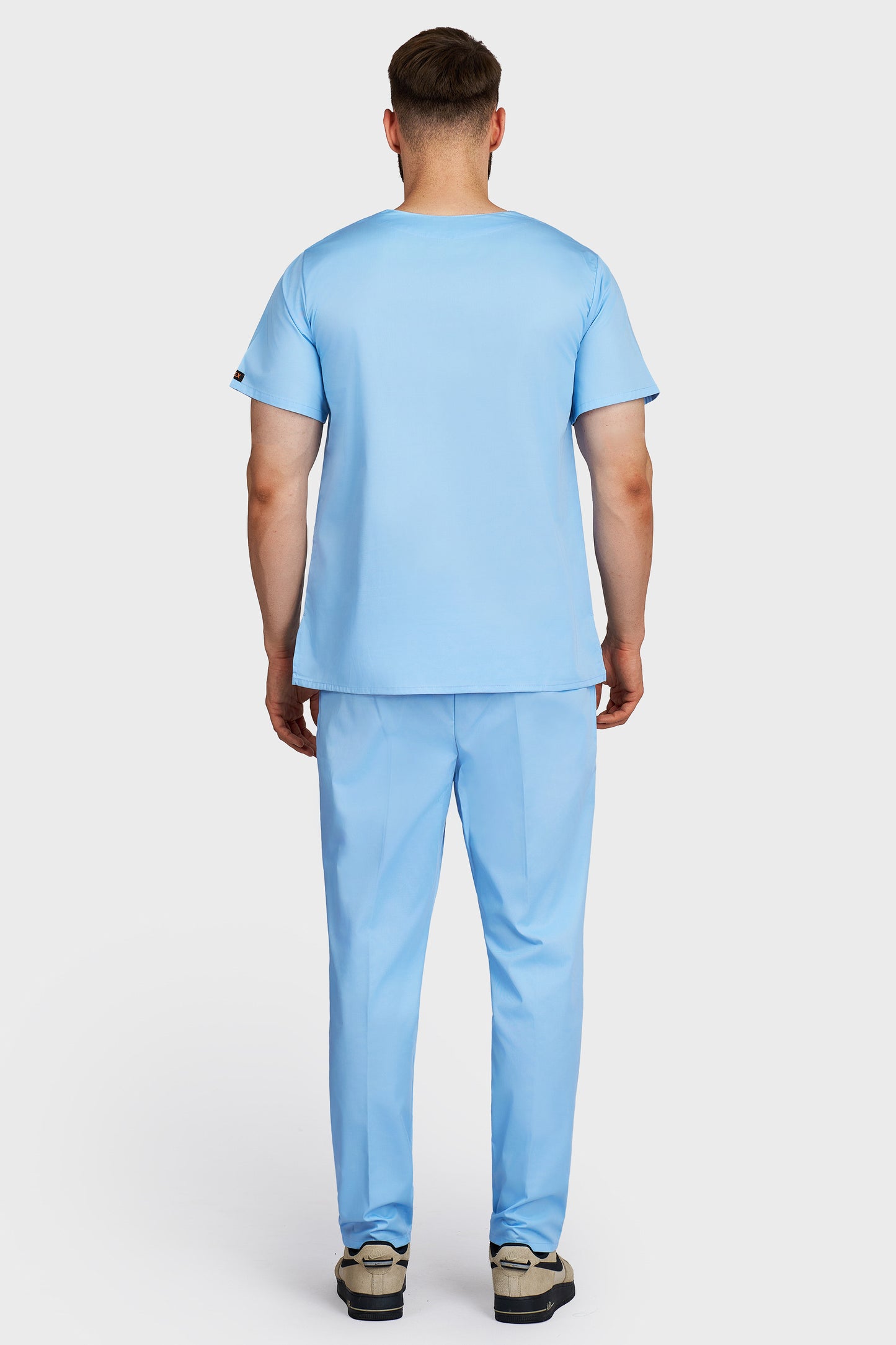 Costum medical barbati light blue - bluza medicala Victoria si pantaloni Alisa, vedere din spate - AKITEX