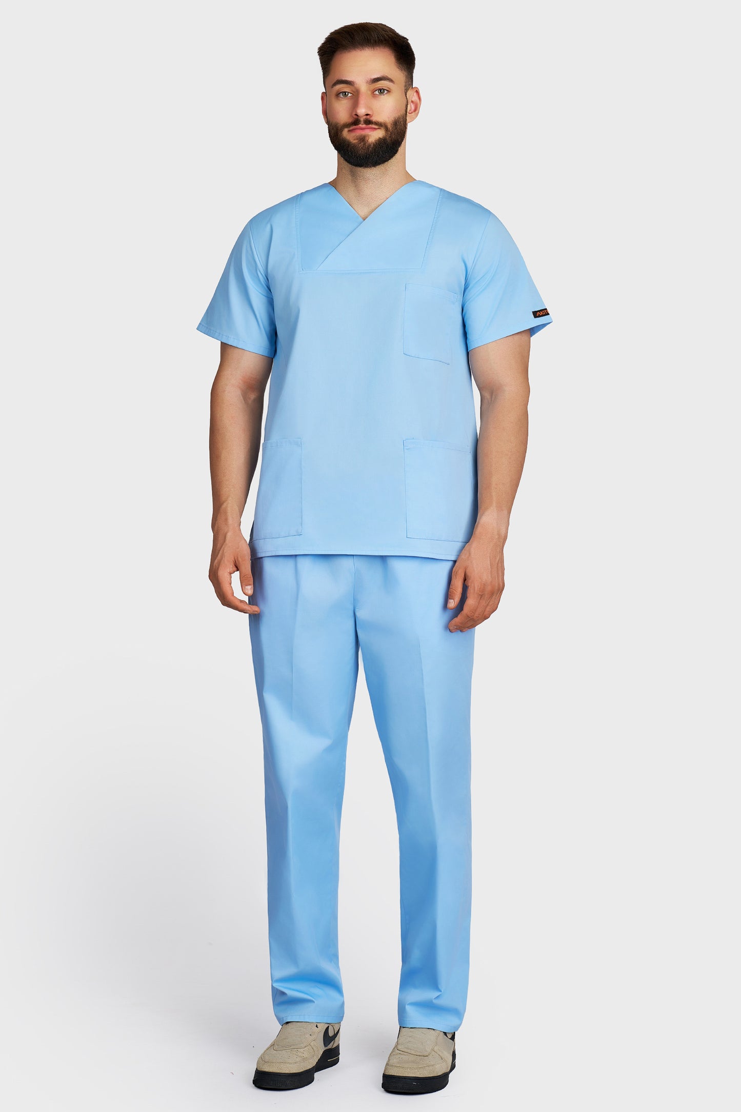 Costum medical barbati light blue - bluza medicala Victoria si pantaloni cu elastic si snur, vedere din fata - AKITEX
