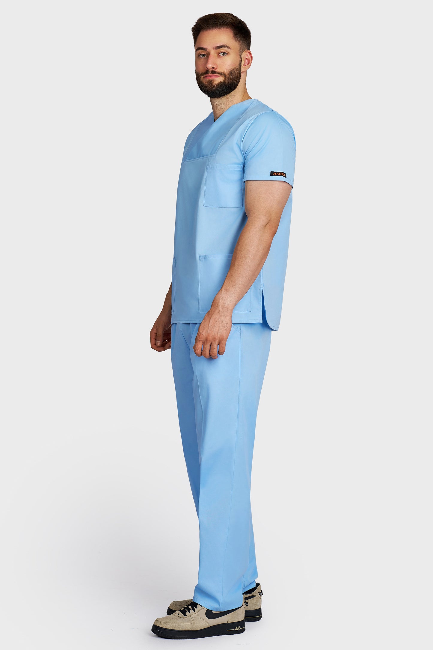 Costum medical barbati light blue - bluza medicala Victoria si pantaloni cu elastic si snur, vedere laterala - AKITEX