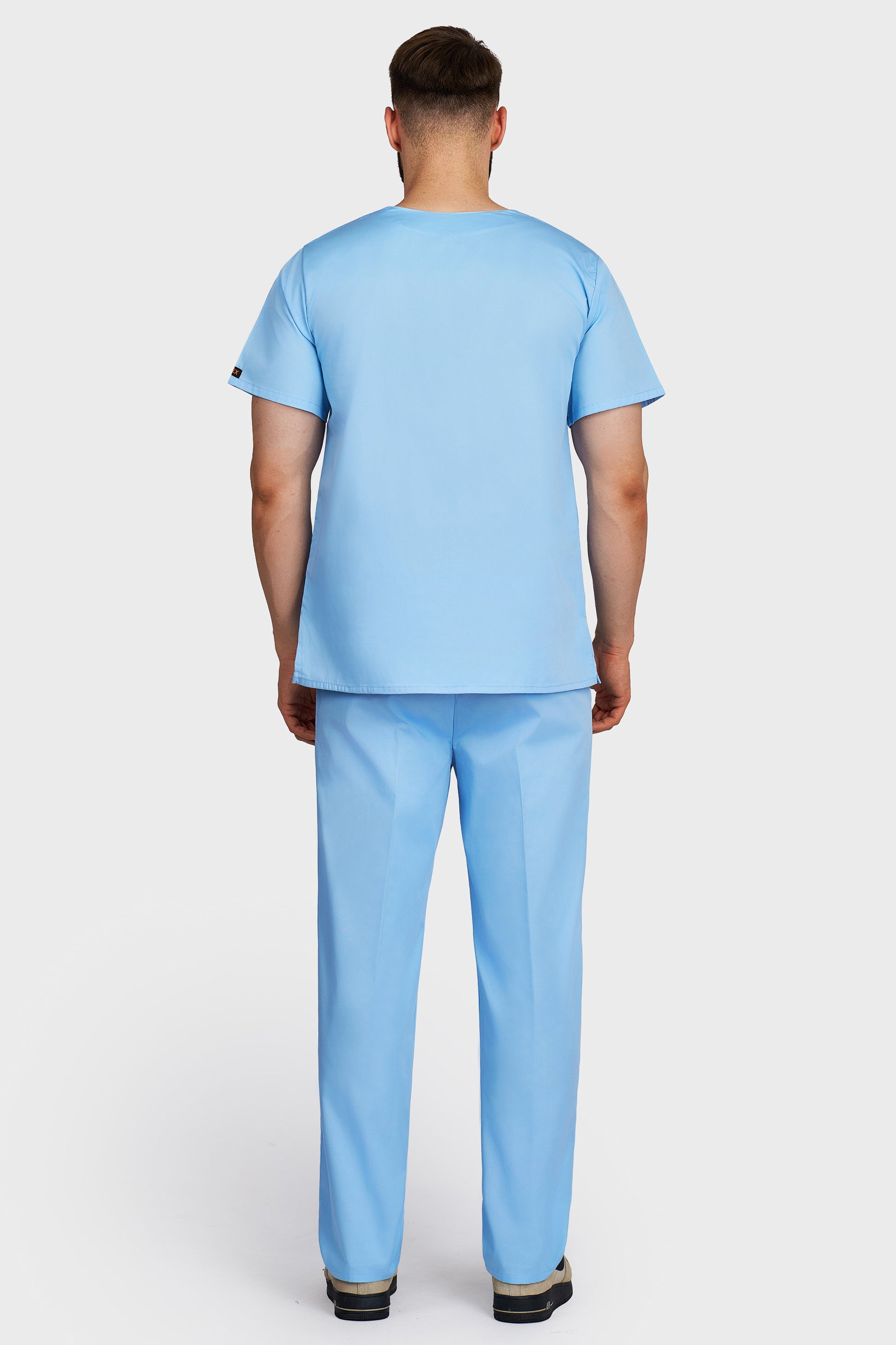 Costum medical barbati light blue - bluza medicala Victoria si pantaloni cu elastic si snur, vedere din spate - AKITEX