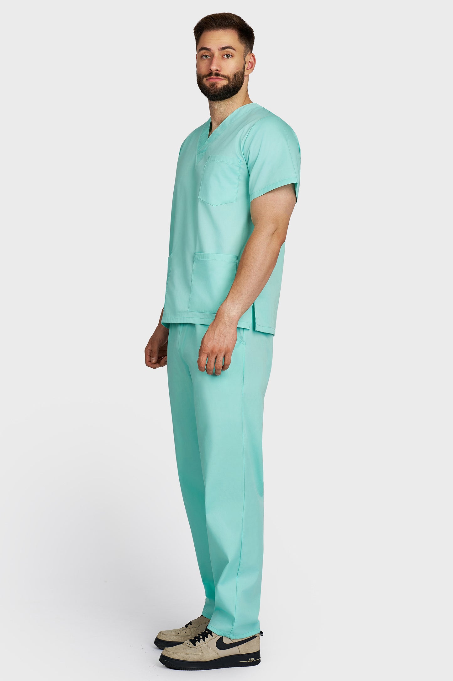 Costum medical barbati menta - bluza medicala cu guler in V si pantaloni cu elastic si snur, vedere laterala - AKITEX