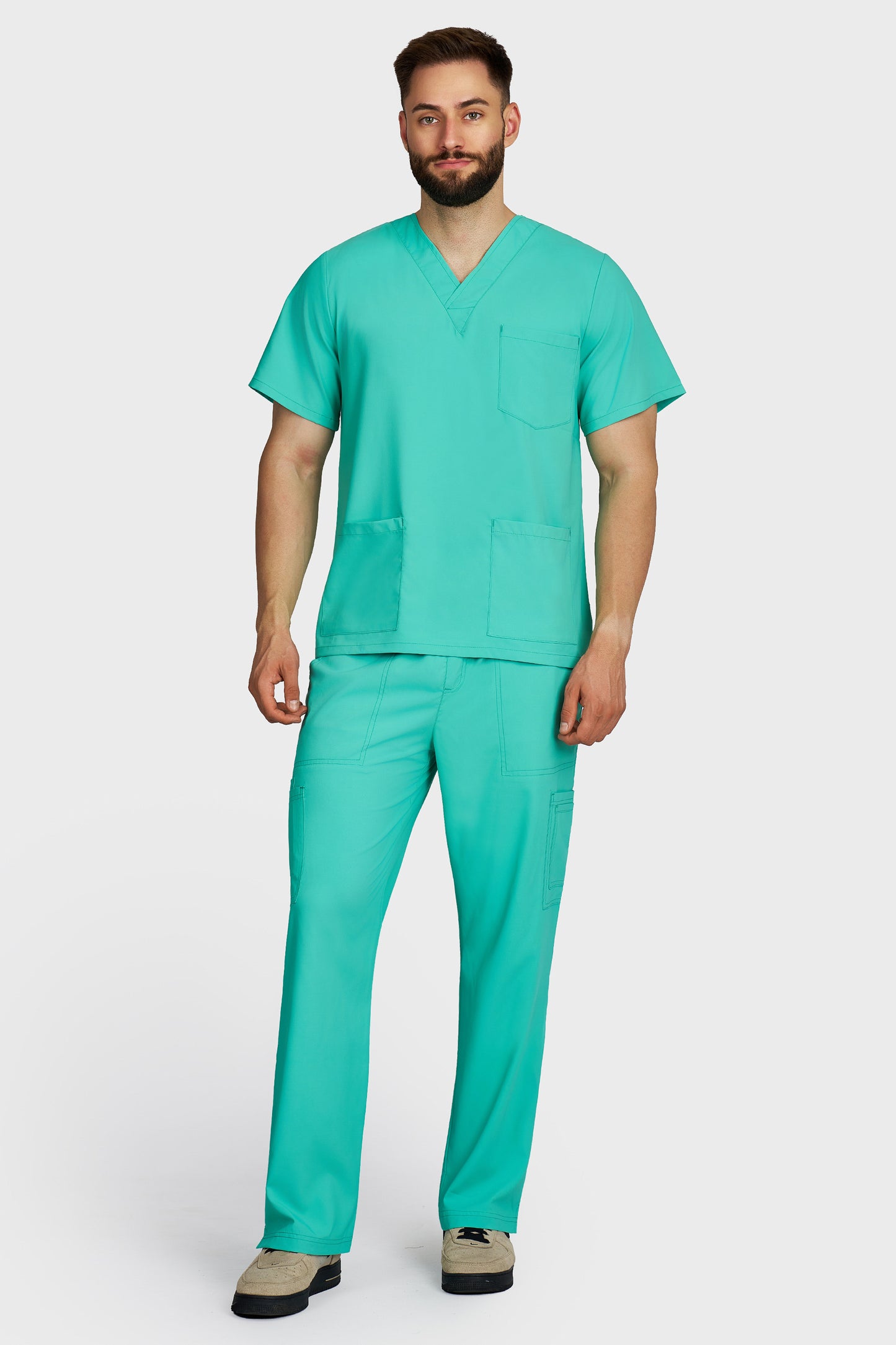 Costum medical barbati menta - bluza medicala cu guler in V si pantaloni cargo, material microstretch antimicrobian, vedere din fata - AKITEX