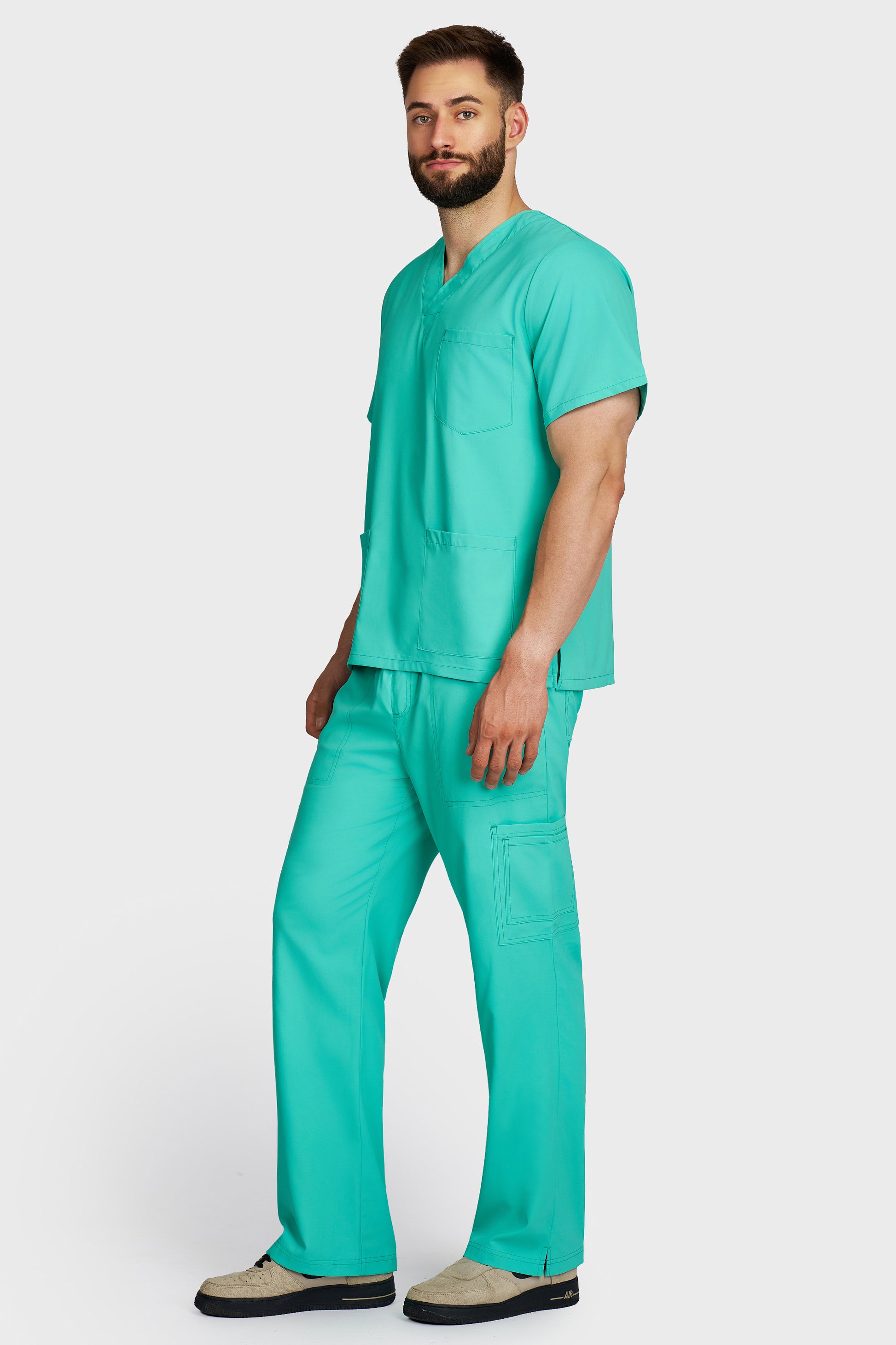 Costum medical barbati menta - bluza medicala cu guler in V si pantaloni cargo, material microstretch antimicrobian, vedere laterala - AKITEX