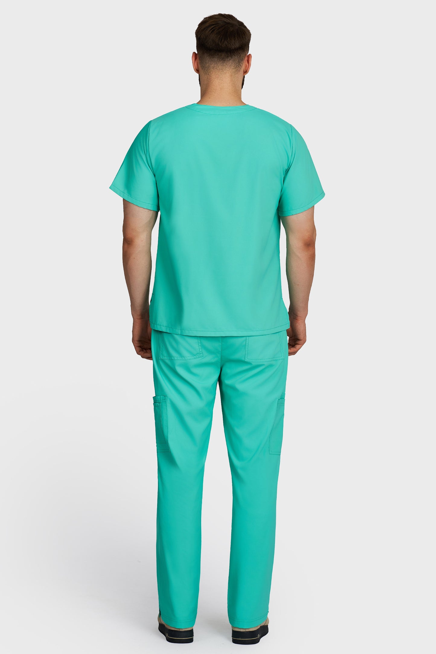 Costum medical barbati menta - bluza medicala cu guler in V si pantaloni cargo, material microstretch antimicrobian, vedere din spate - AKITEX