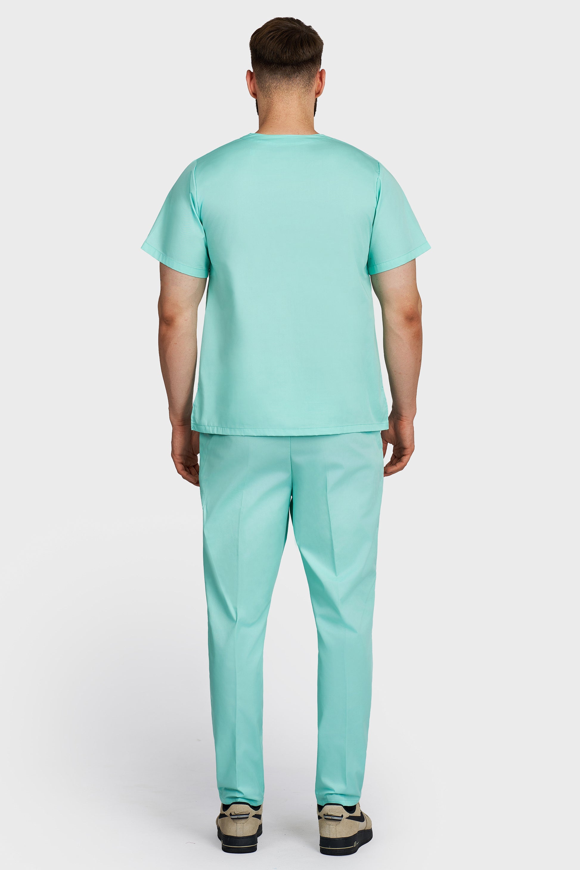 Costum medical barbati menta - bluza medicala cu guler in V si pantaloni Alisa, vedere din spate - AKITEX