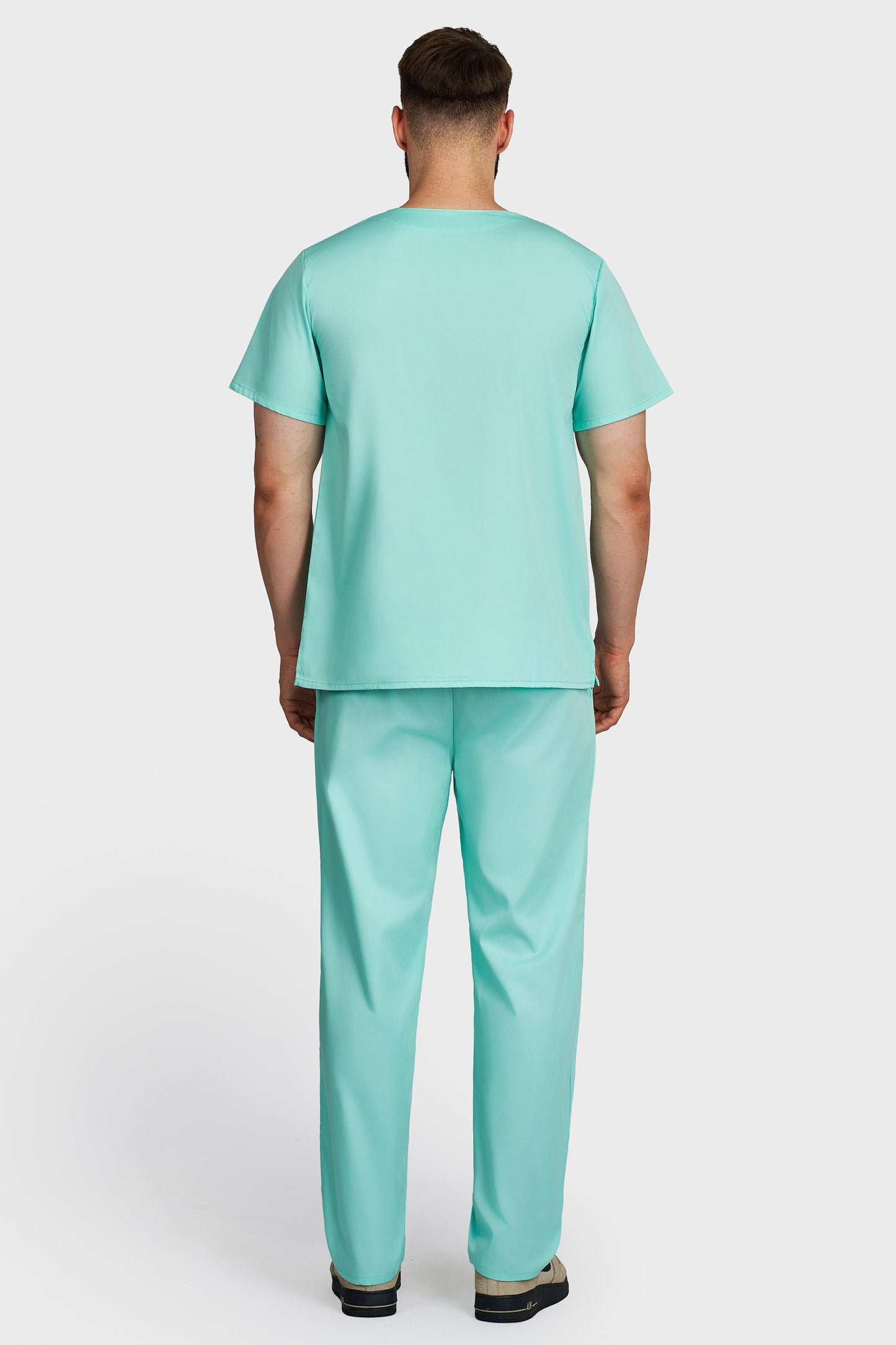 Costum medical barbati menta - bluza medicala Victoria si pantaloni Alisa, vedere din spate - AKITEX