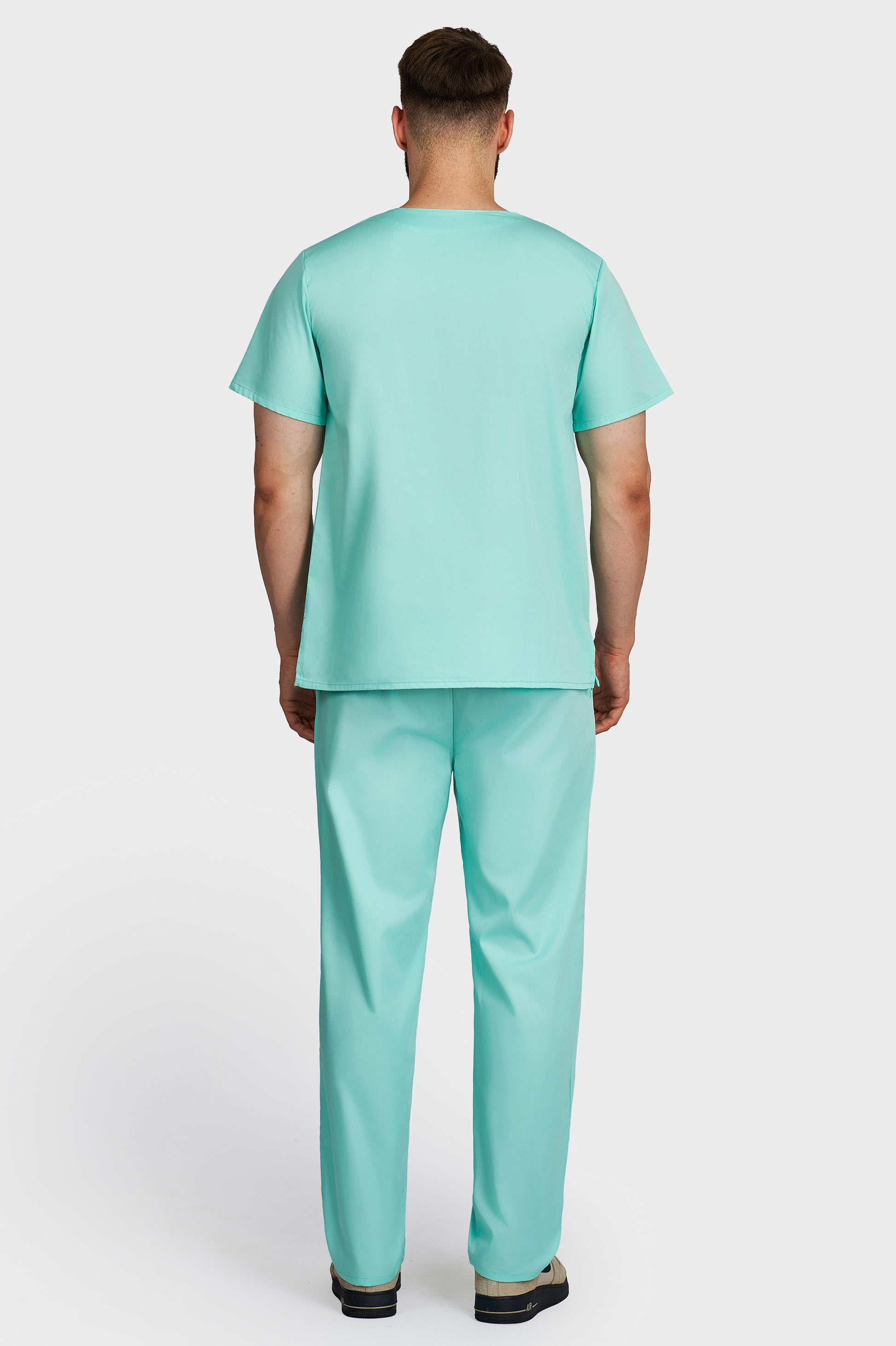 Costum medical barbati menta - bluza medicala Victoria si pantaloni Alisa, vedere din spate - AKITEX