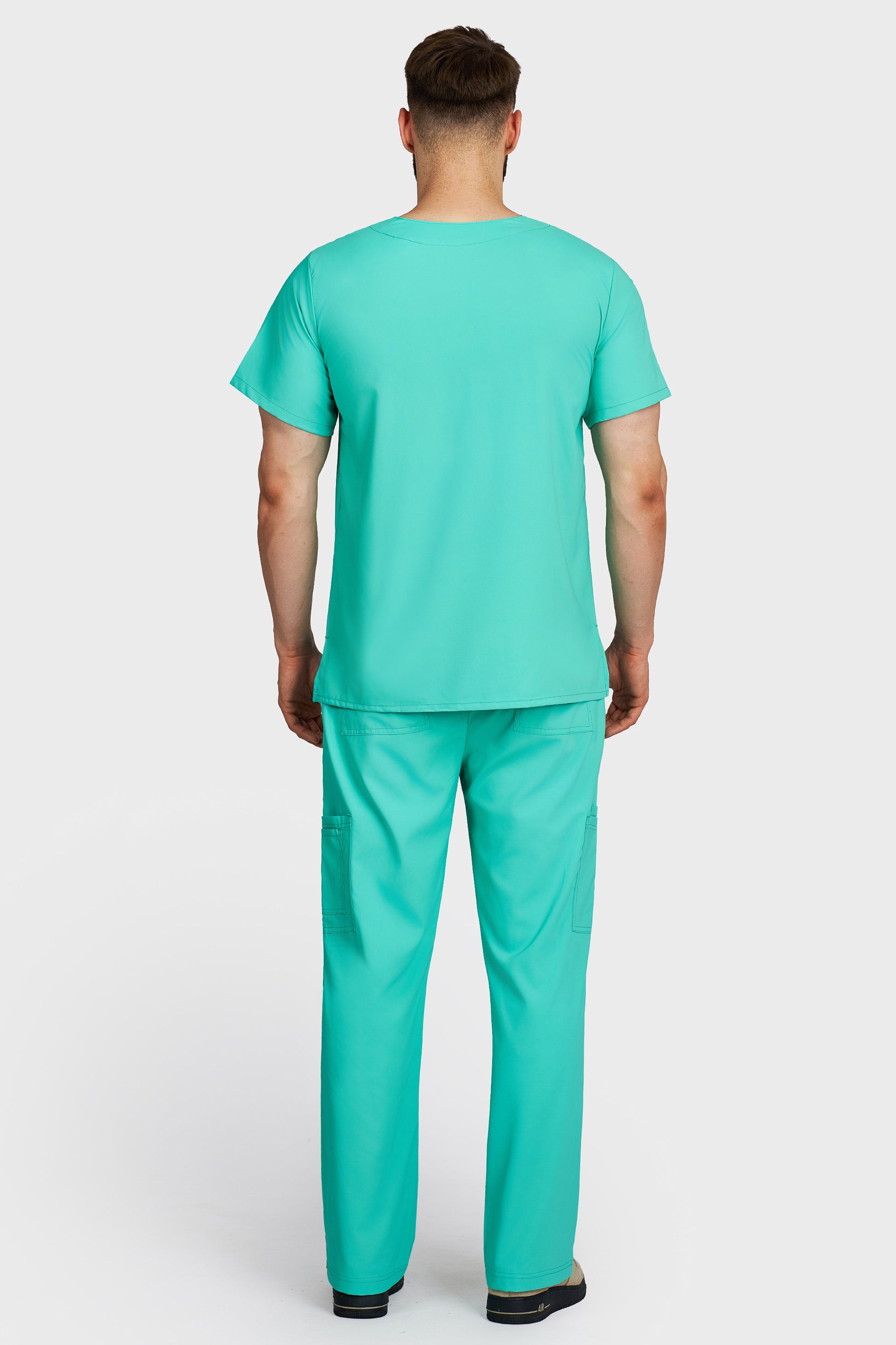 Costum medical barbati menta - bluza medicala Victoria si pantaloni cargo, material microstretch antimicrobian, vedere din spate - AKITEX