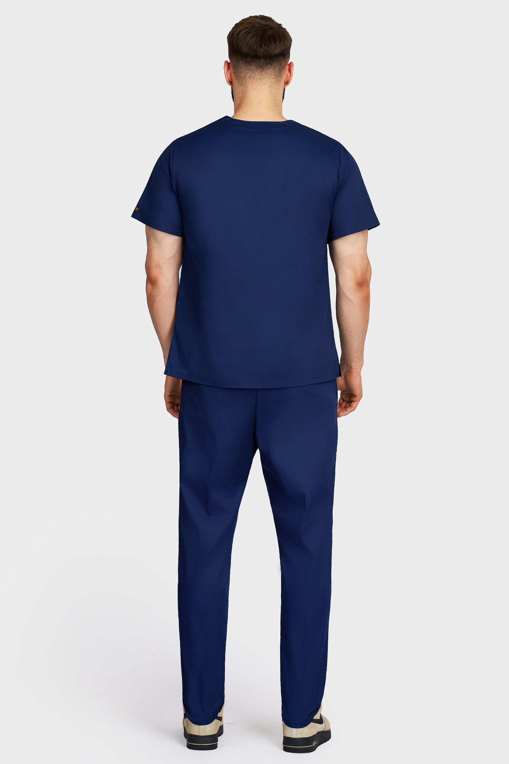 Costum medical barbati navy - bluza medicala cu guler in V si pantaloni Alisa, vedere din spate - AKITEX