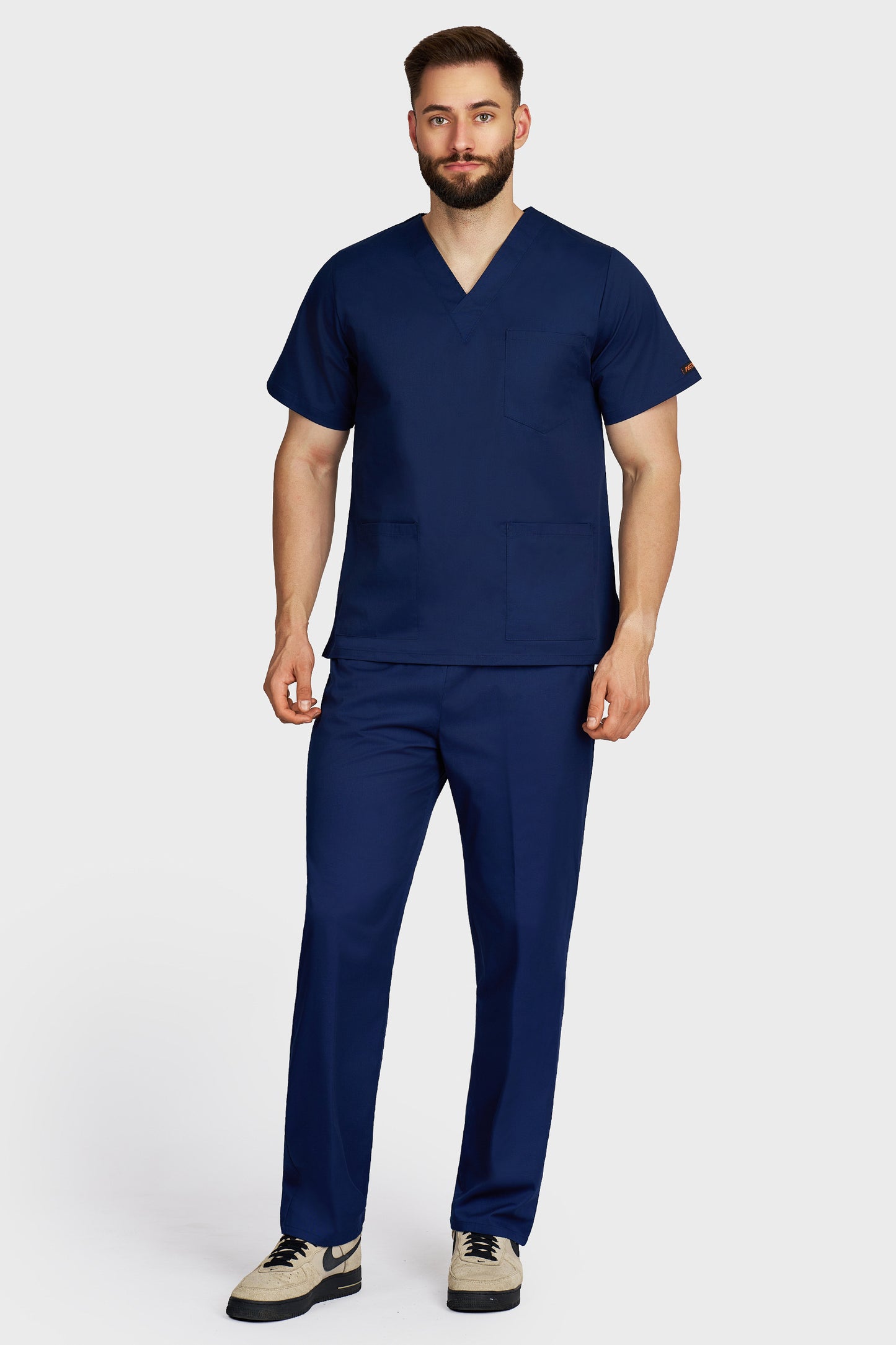 Costum medical barbati navy - bluza medicala cu guler in V si pantaloni cu elastic si snur, vedere din fata - AKITEX