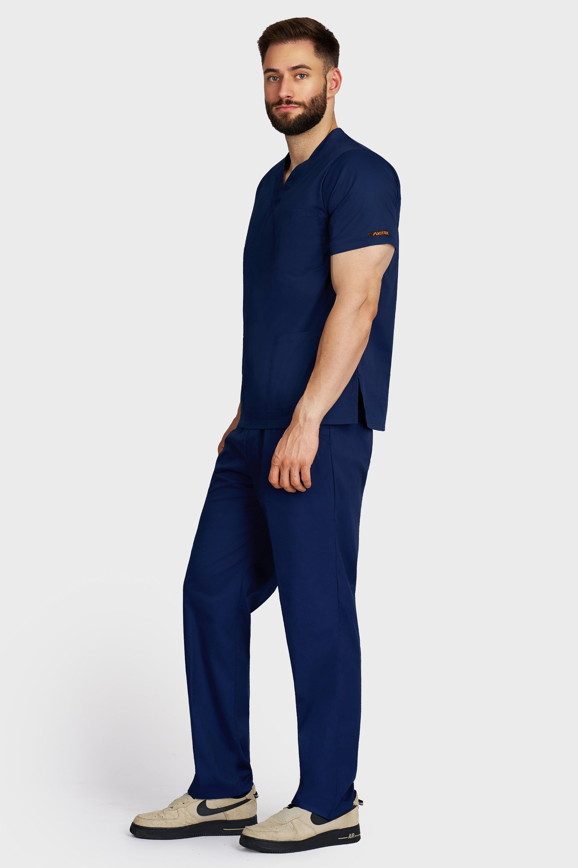 Costum medical barbati navy - bluza medicala cu guler in V si pantaloni cu elastic si snur, vedere laterala - AKITEX