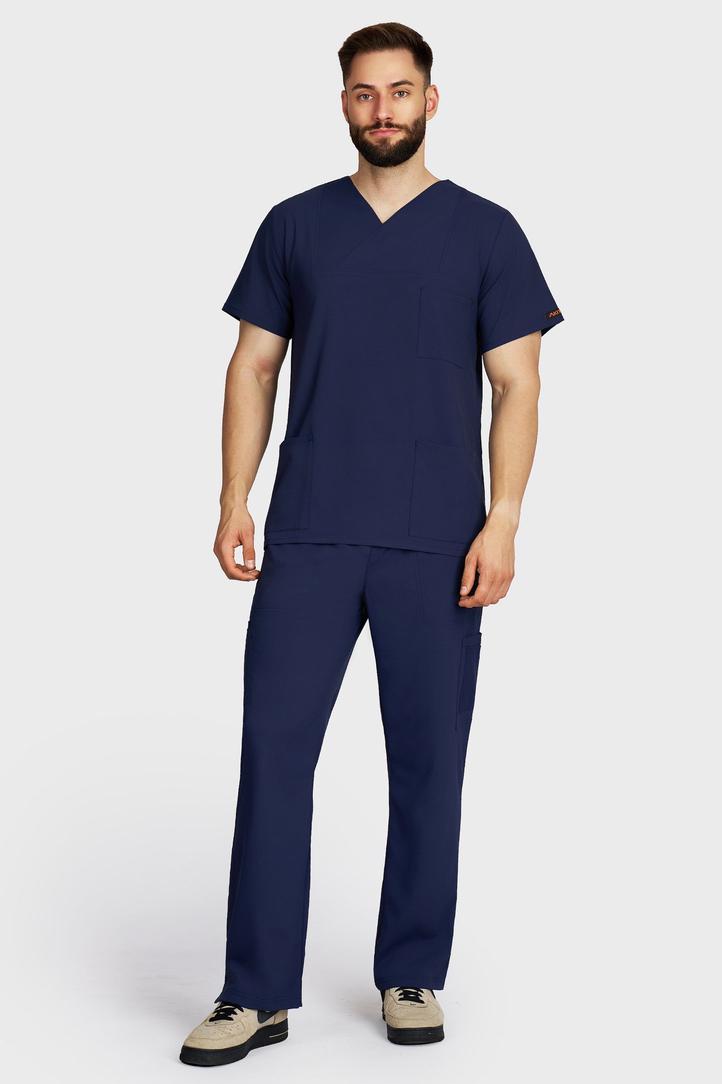 Costum medical barbati navy - bluza medicala Victoria si pantaloni cargo, material microstretch antimicrobian, vedere din fata - AKITEX