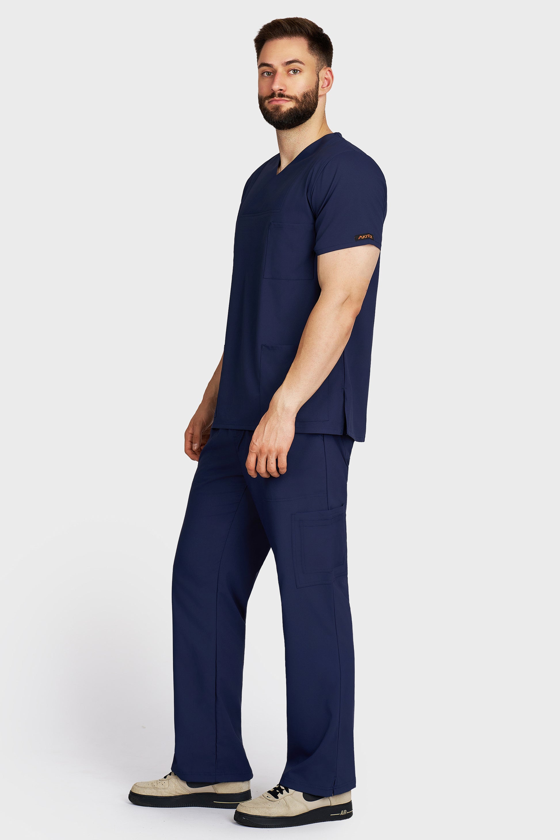 Costum medical barbati navy - bluza medicala cu guler in V si pantaloni cargo, material microstretch antimicrobian, vedere laterala - AKITEX