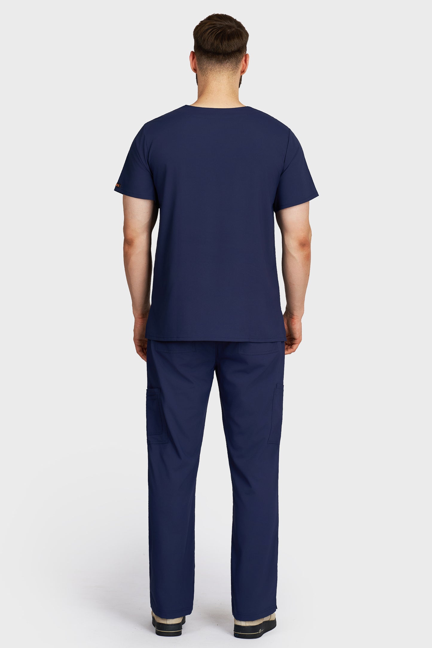 Costum medical barbati navy - bluza medicala Victoria si pantaloni cargo, material microstretch antimicrobian, vedere din spate - AKITEX