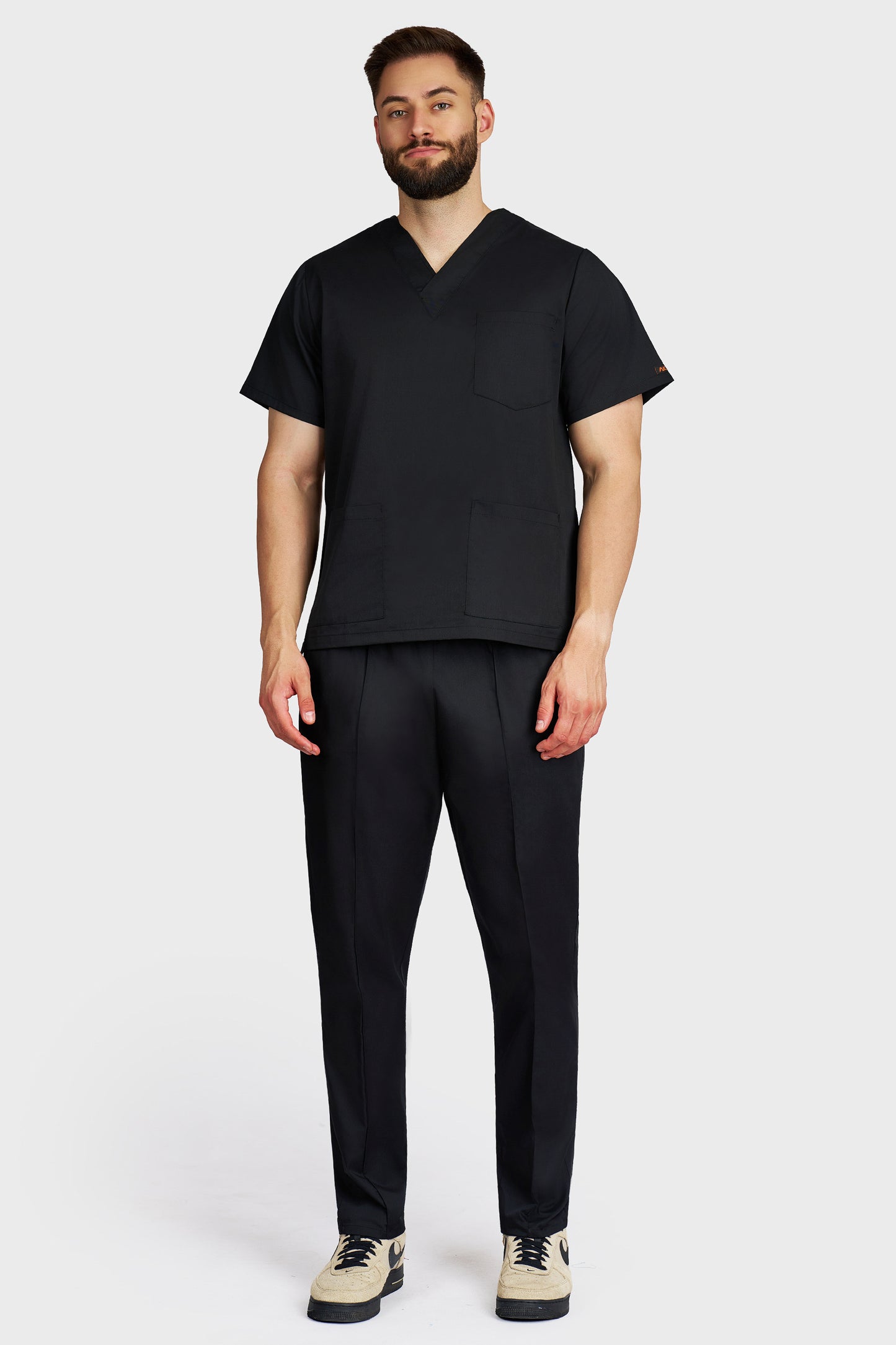 Costum medical barbati negru - bluza medicala cu guler in V si pantaloni Alisa, vedere din fata - AKITEX