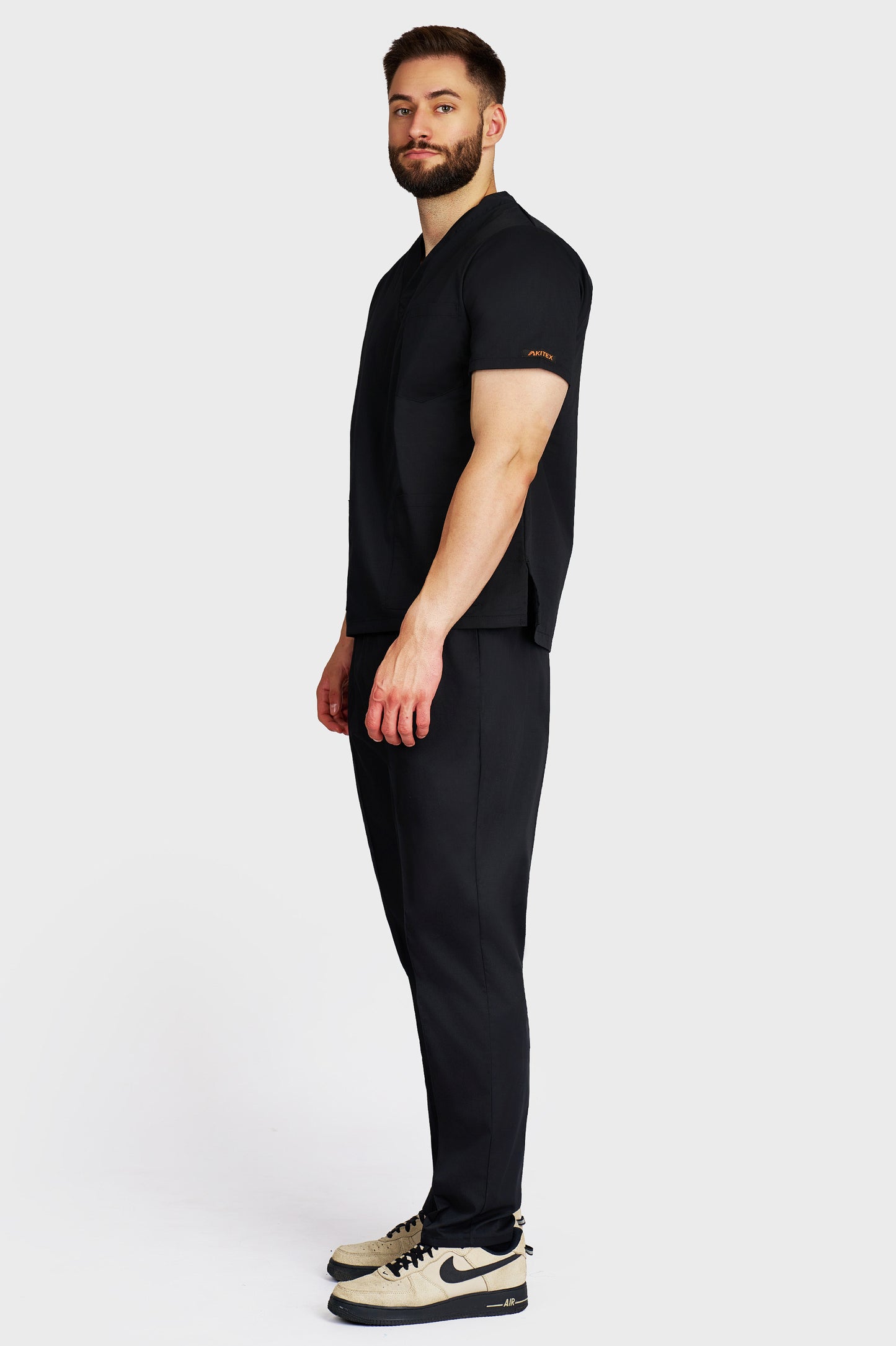 Costum medical barbati negru - bluza medicala cu guler in V si pantaloni Alisa, vedere laterala - AKITEX