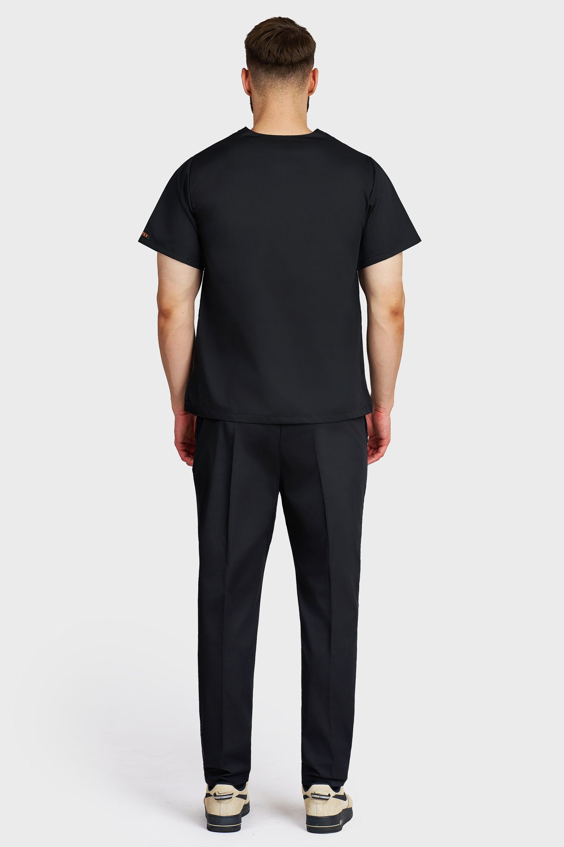 Costum medical barbati negru - bluza medicala cu guler in V si pantaloni Alisa, vedere din spate - AKITEX