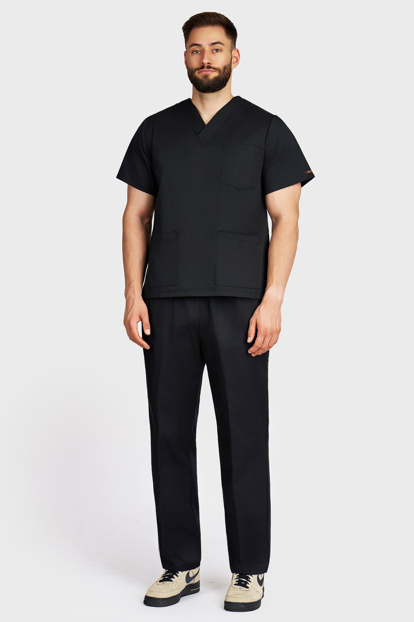 Costum medical barbati negru - bluza medicala cu guler in V si pantaloni cu elastic si snur, vedere din fata - AKITEX