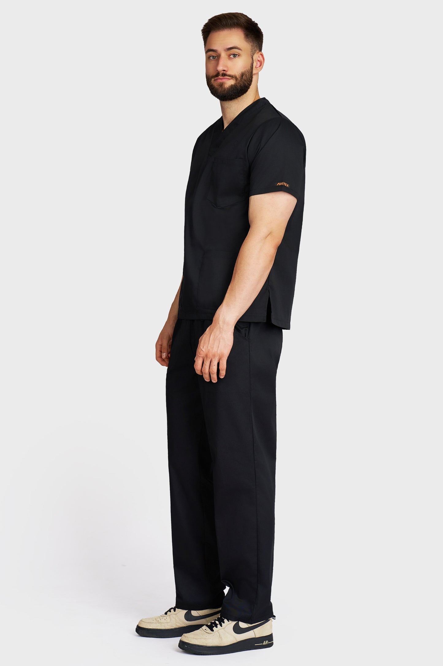 Costum medical barbati negru - bluza medicala cu guler in V si pantaloni cu elastic si snur, vedere laterala - AKITEX