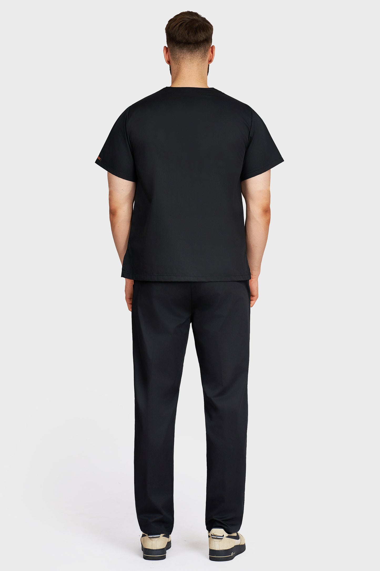 Costum medical barbati negru - bluza medicala cu guler in V si pantaloni cu elastic si snur, vedere din spate - AKITEX
