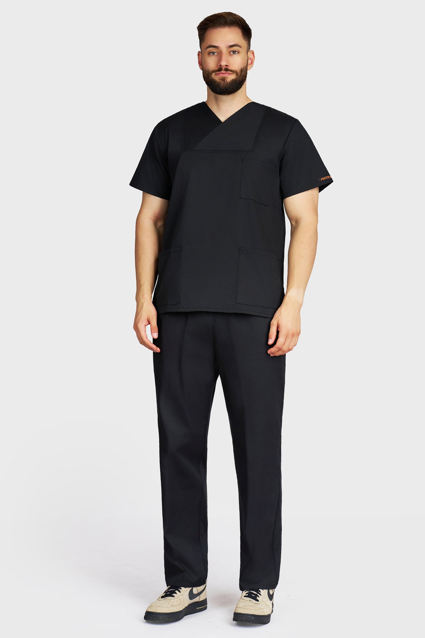 Costum medical barbati negru - bluza medicala Victoria si pantaloni cu elastic si snur, vedere din fata - AKITEX