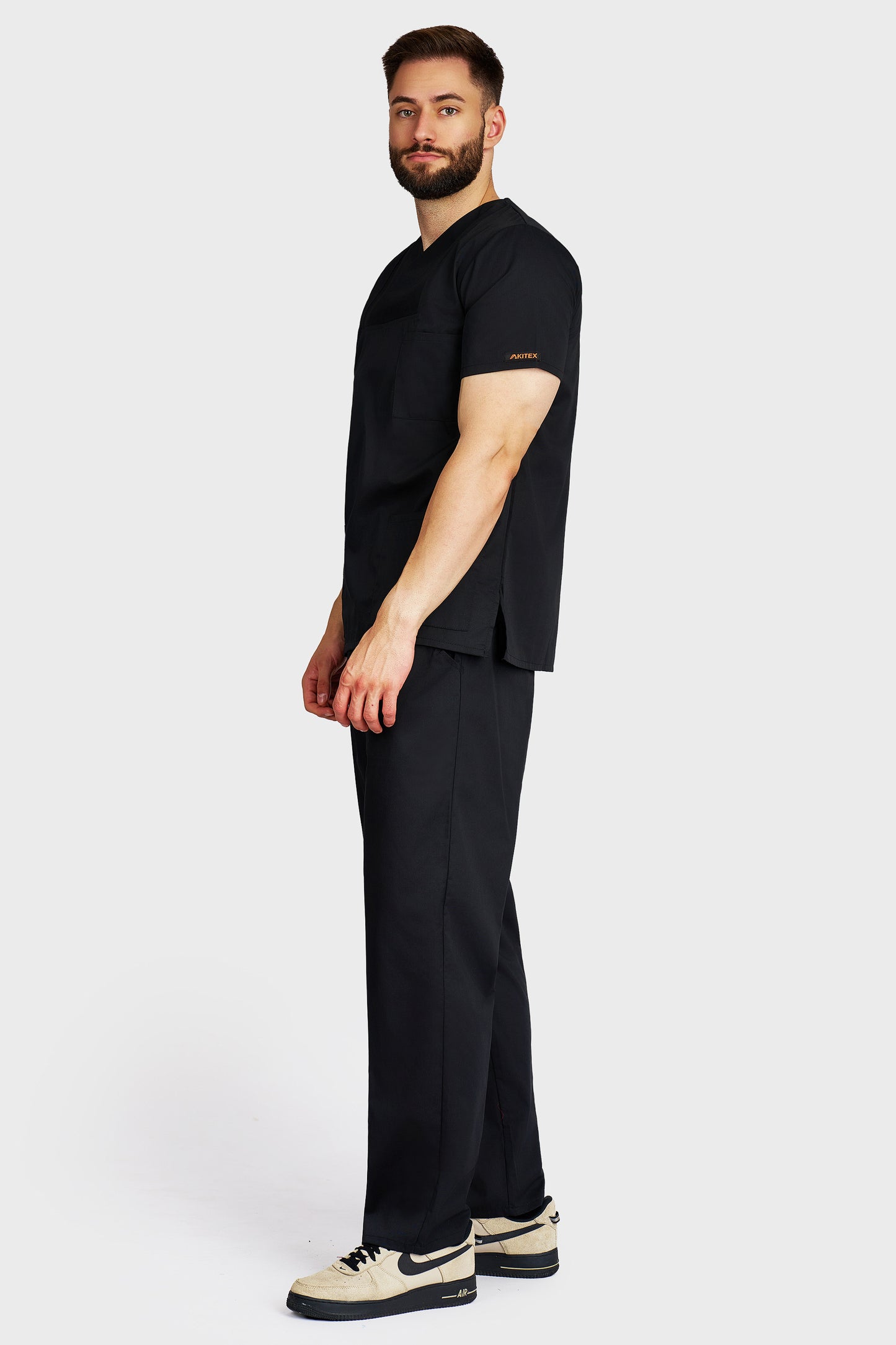 Costum medical barbati negru - bluza medicala Victoria si pantaloni cu elastic si snur, vedere laterala - AKITEX