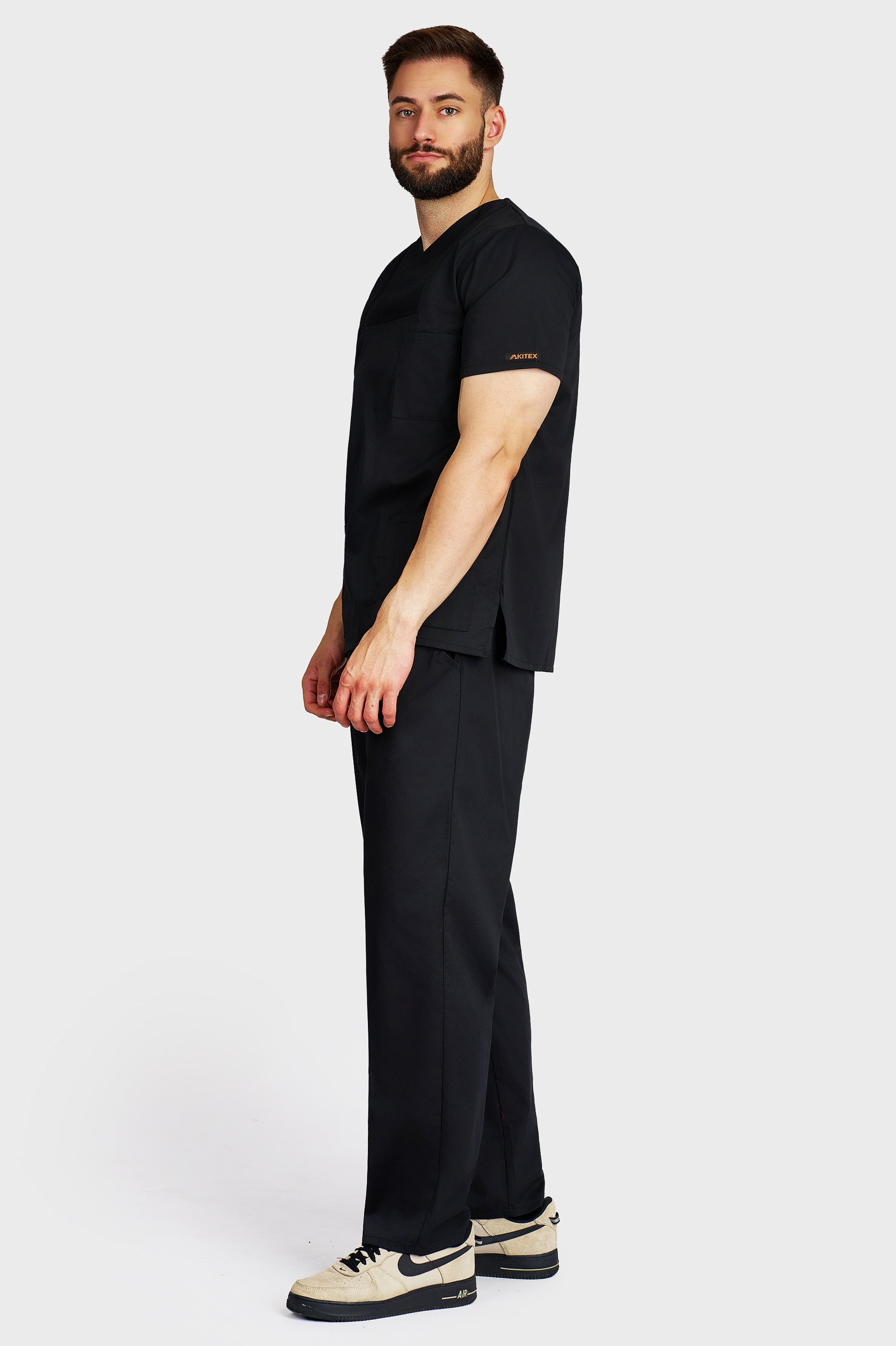 Costum medical barbati negru - bluza medicala Victoria si pantaloni cu elastic si snur, vedere laterala - AKITEX