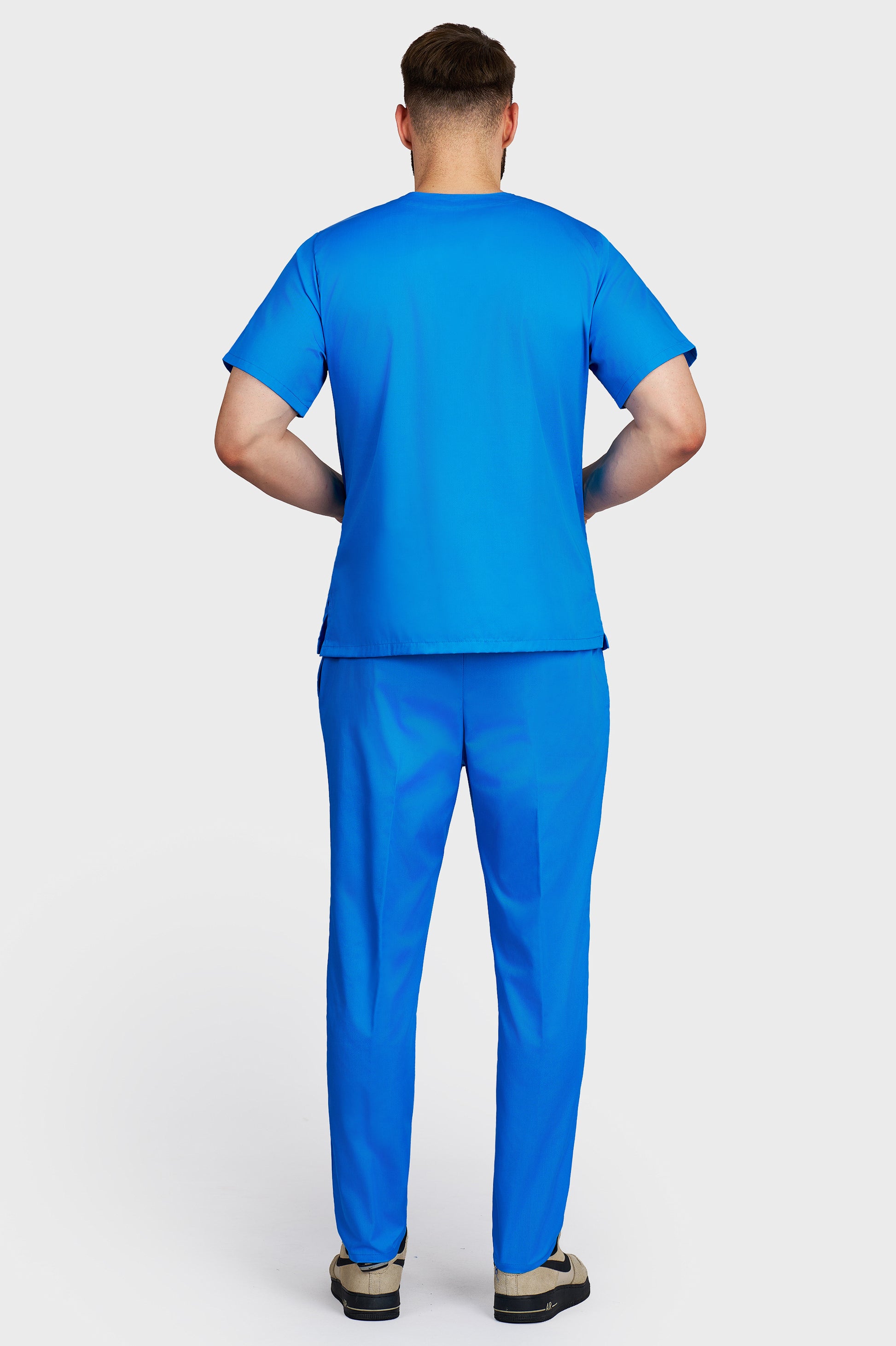 Costum medical barbati turquoise - bluza medicala cu guler in V si pantaloni Alisa, vedere din spate - AKITEX