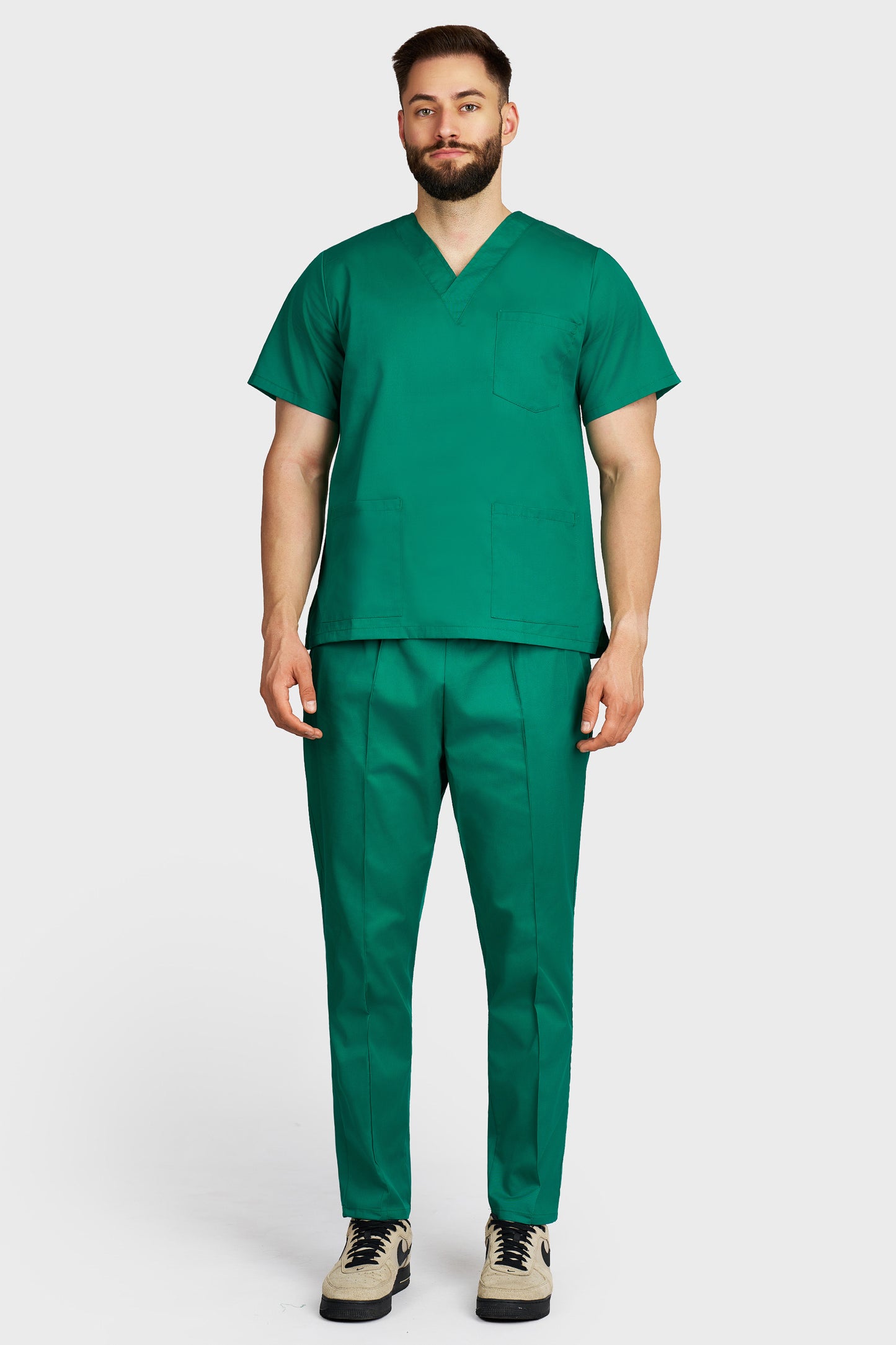 Costum medical barbati verde - bluza medicala cu guler in V si pantaloni Alisa, vedere din fata - AKITEX