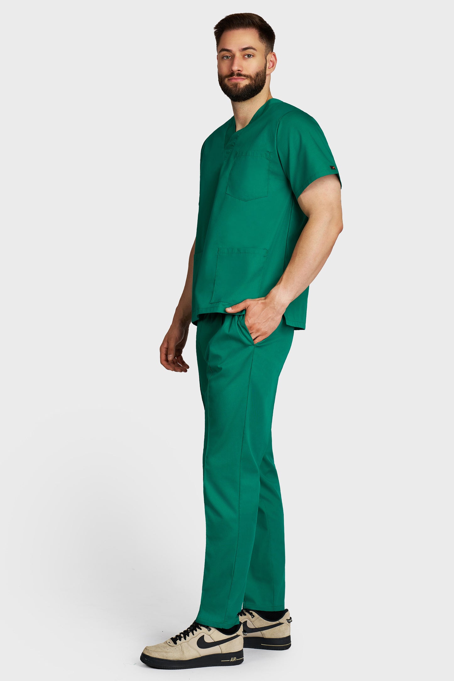 Costum medical barbati verde - bluza medicala cu guler in V si pantaloni Alisa, vedere laterala - AKITEX