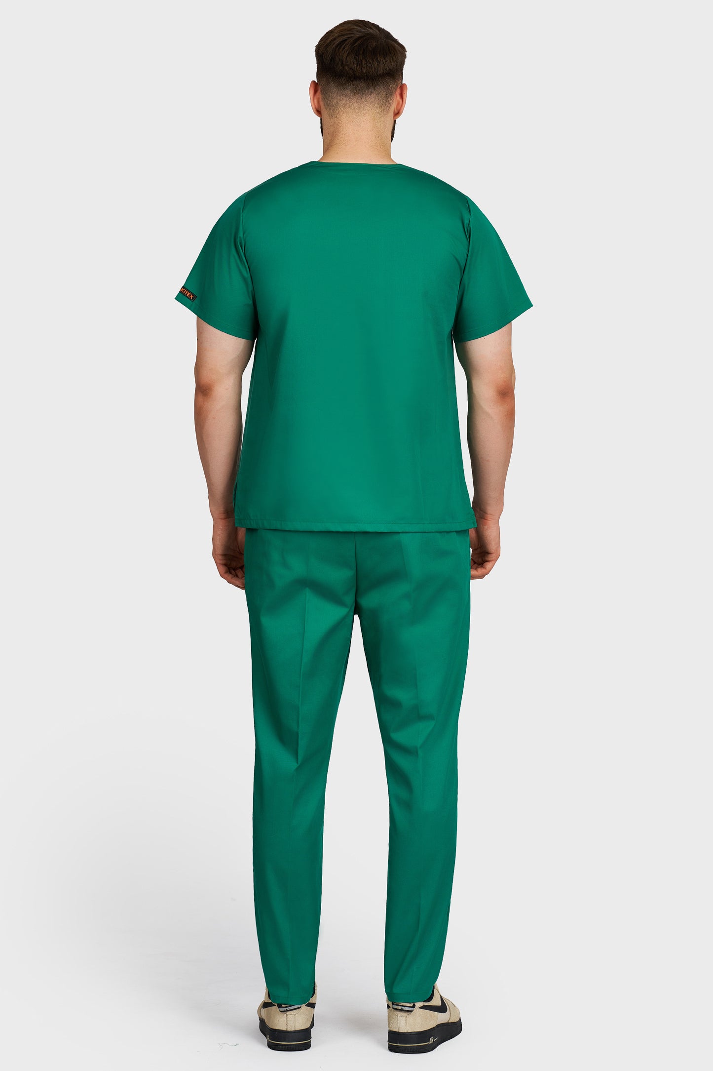 Costum medical barbati verde - bluza medicala cu guler in V si pantaloni Alisa, vedere din spate - AKITEX