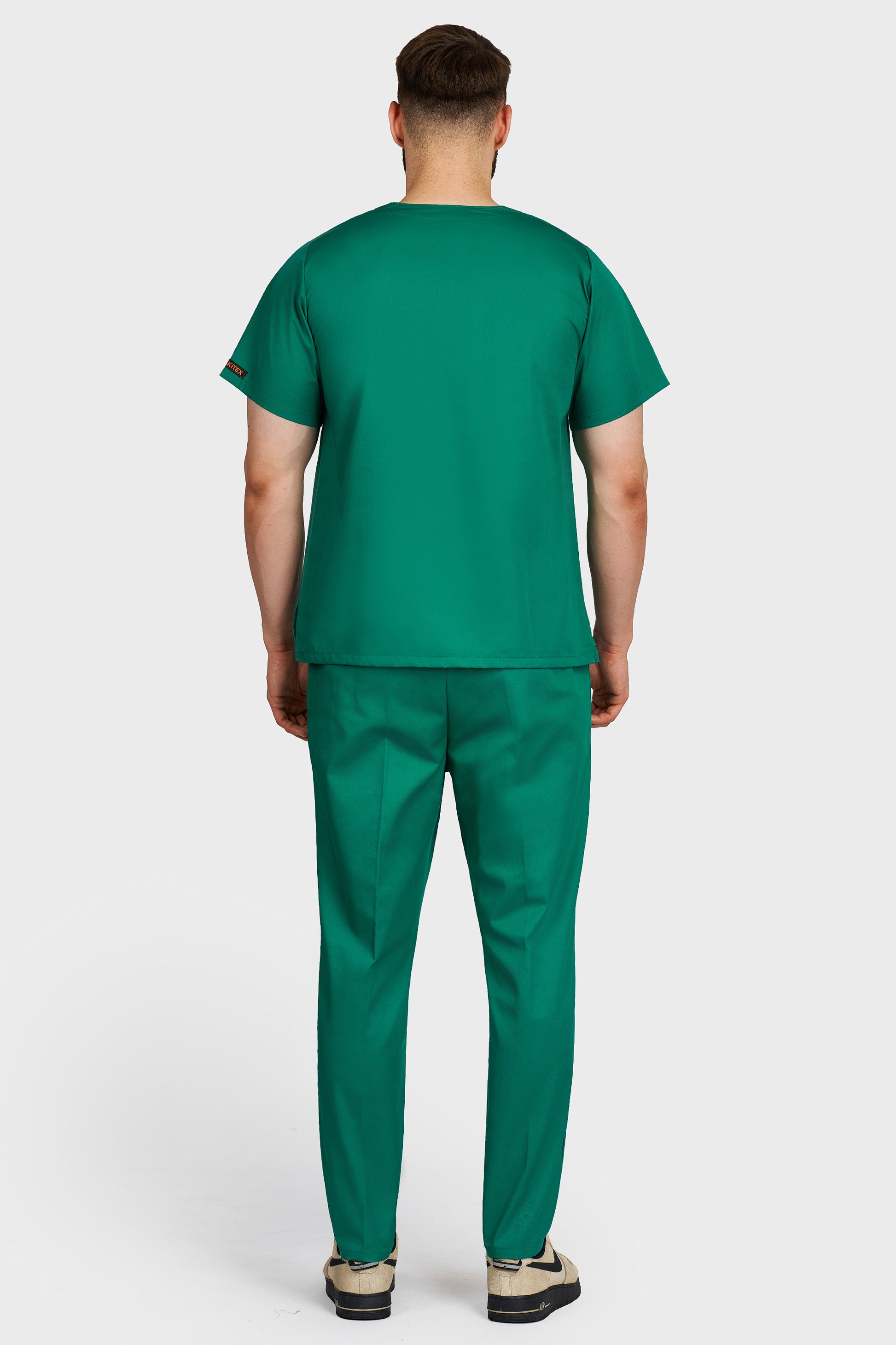 Costum medical barbati verde - bluza medicala cu guler in V si pantaloni Alisa, vedere din spate - AKITEX