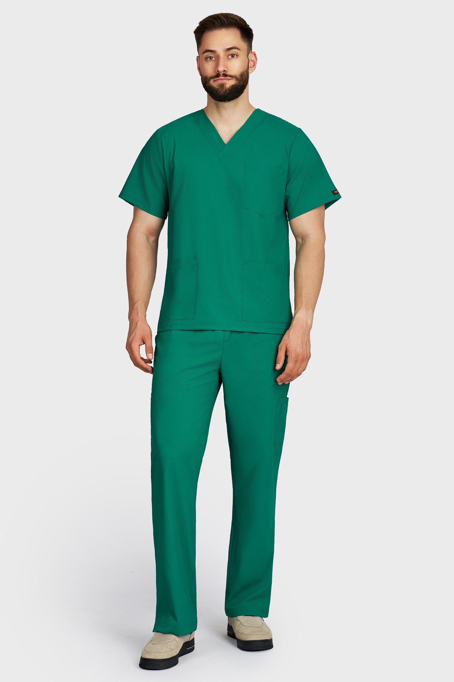 Costum medical barbati verde - bluza medicala cu guler in V si pantaloni cargo, material microstretch antimicrobian, vedere din fata - AKITEX