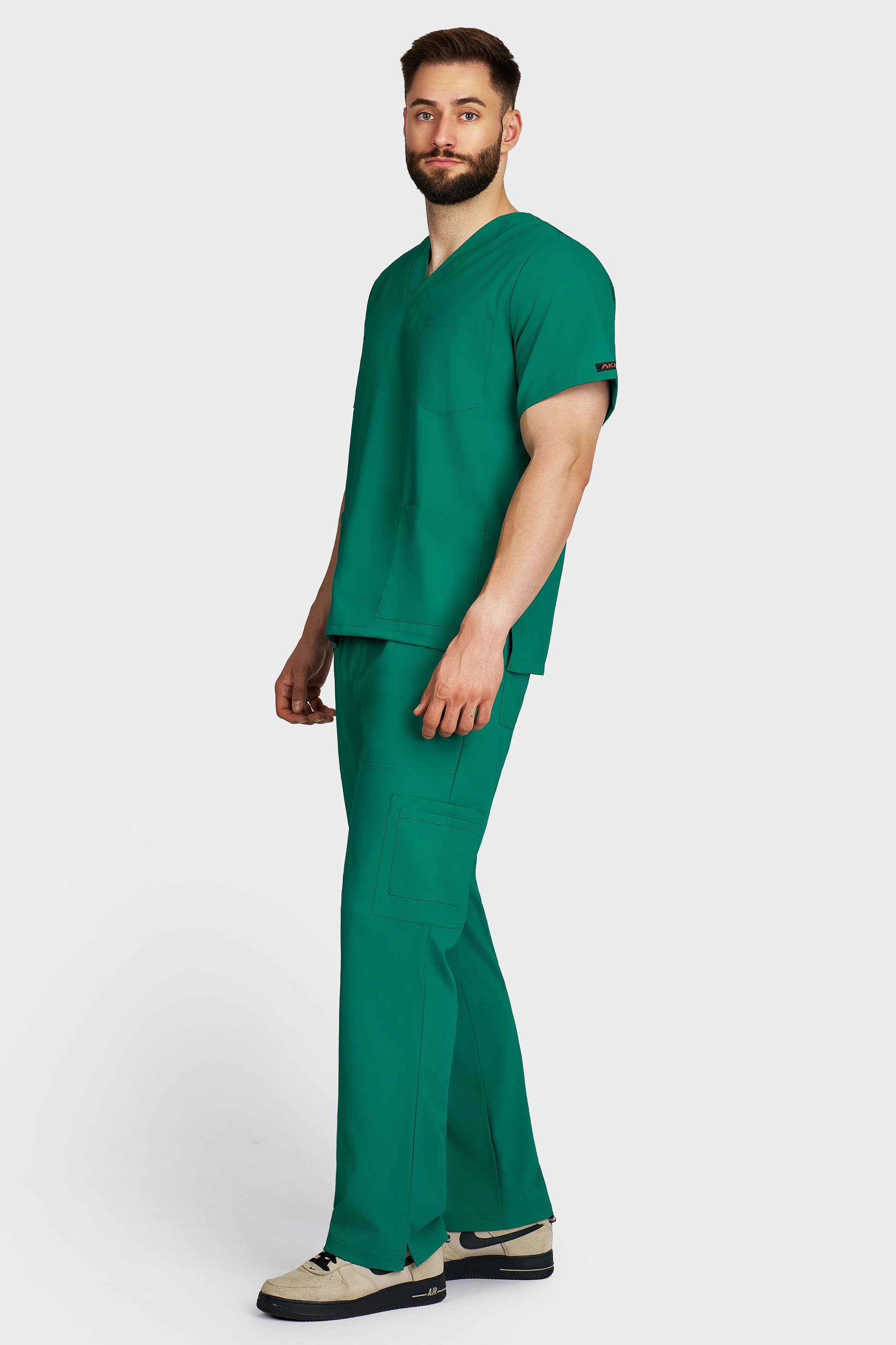 Costum medical barbati verde - bluza medicala cu guler in V si pantaloni cargo, material microstretch antimicrobian, vedere laterala - AKITEX