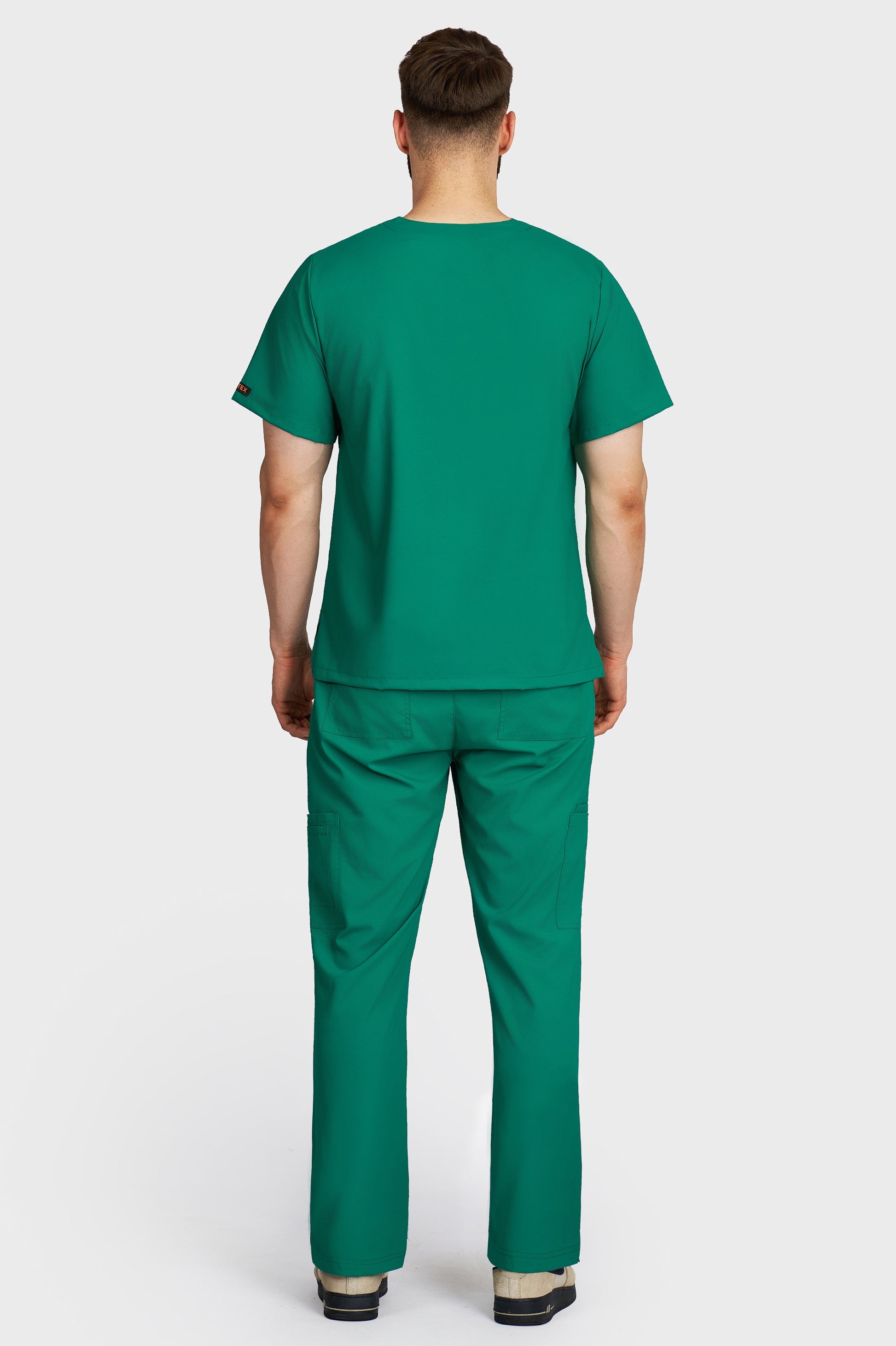 Costum medical barbati verde - bluza medicala cu guler in V si pantaloni cargo, material microstretch antimicrobian, vedere din spate - AKITEX