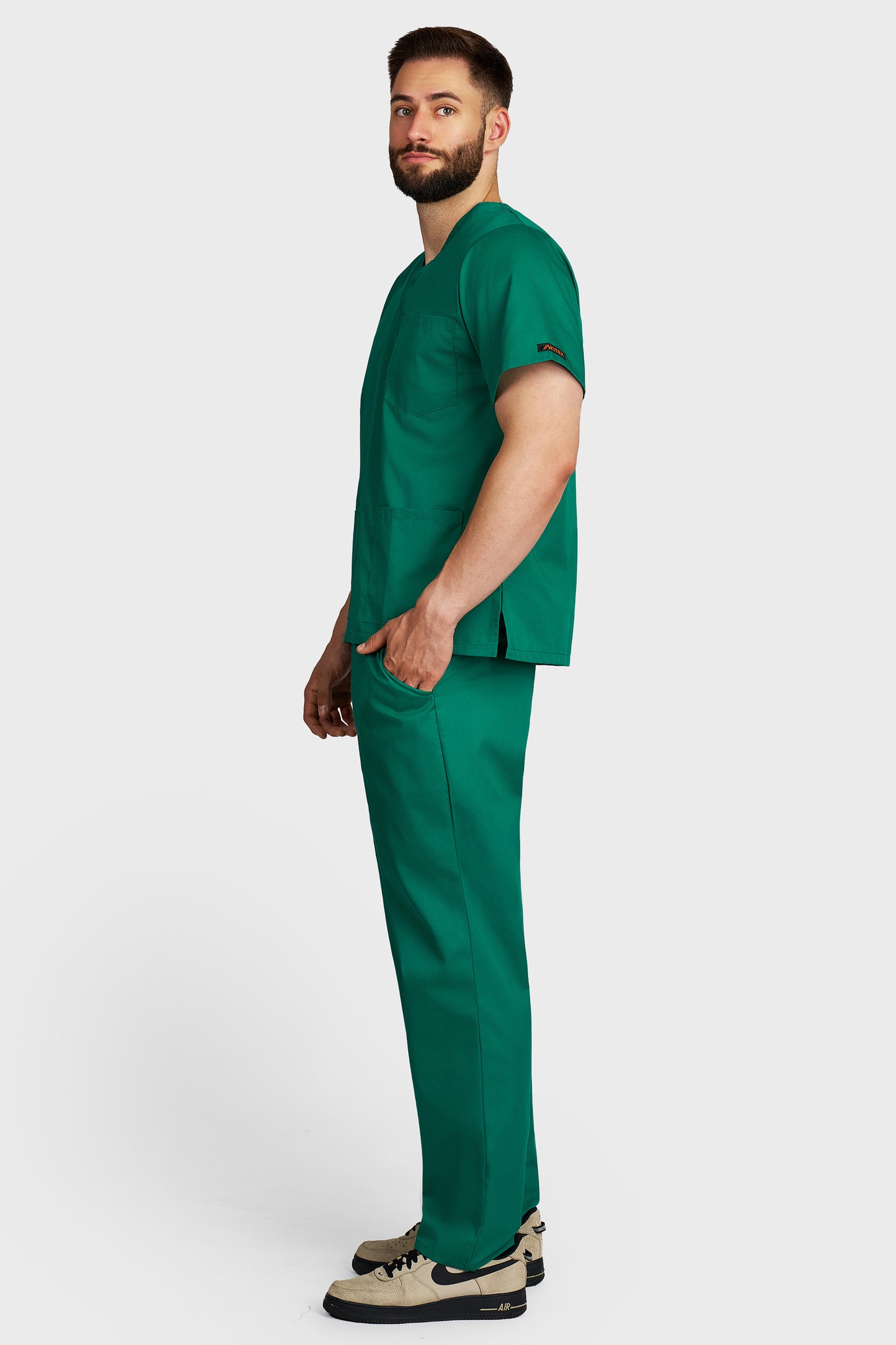 Costum medical barbati verde - bluza medicala cu guler in V si pantaloni cu elastic si snur, vedere laterala - AKITEX