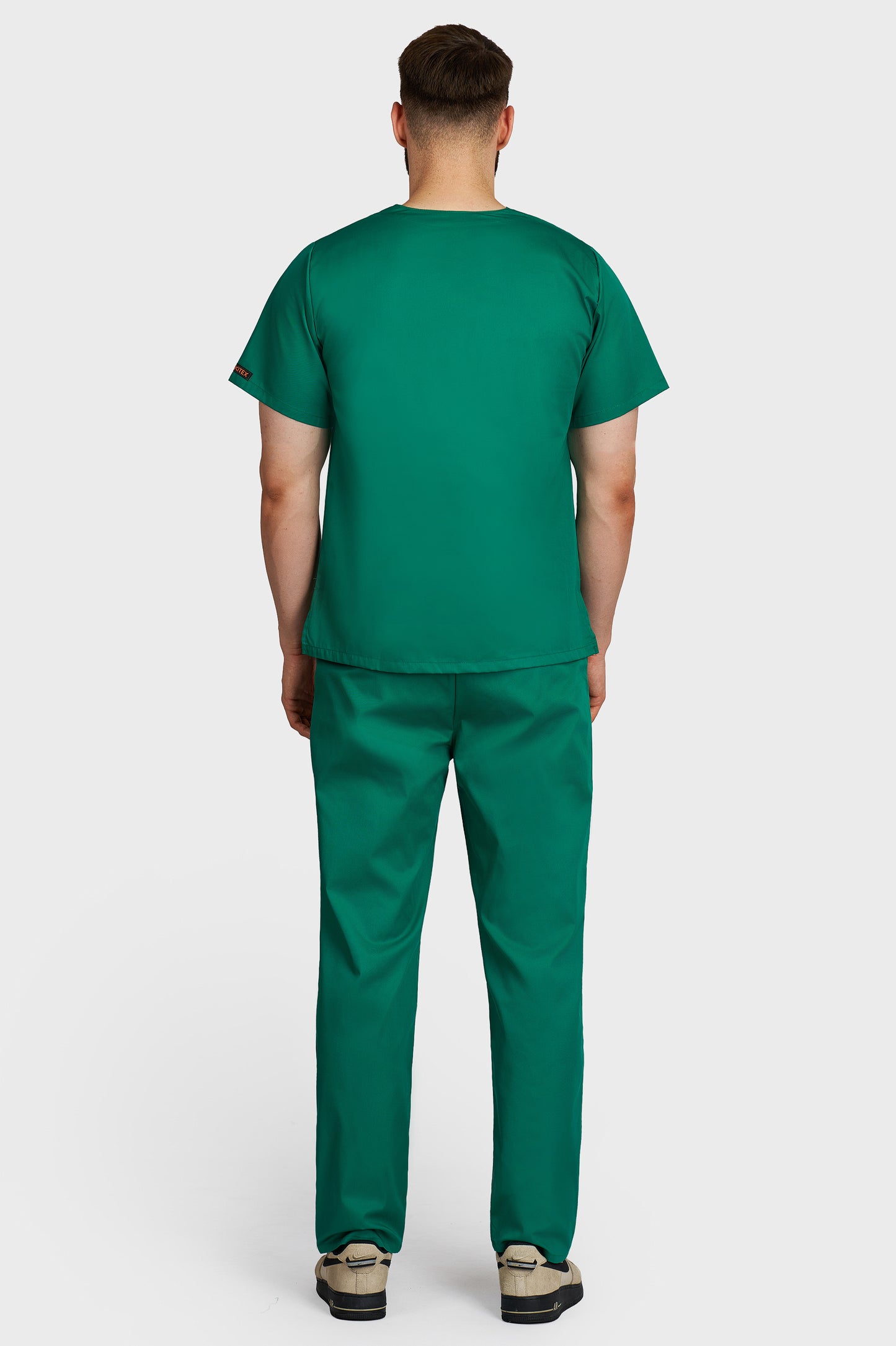 Costum medical barbati verde - bluza medicala cu guler in V si pantaloni cu elastic si snur, vedere din spate - AKITEX